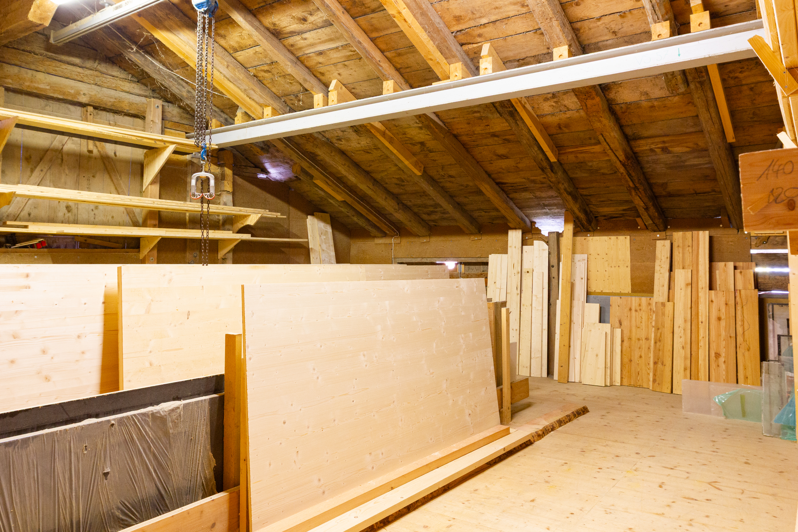 Dachboden mit Holzlager und Dachstuhl