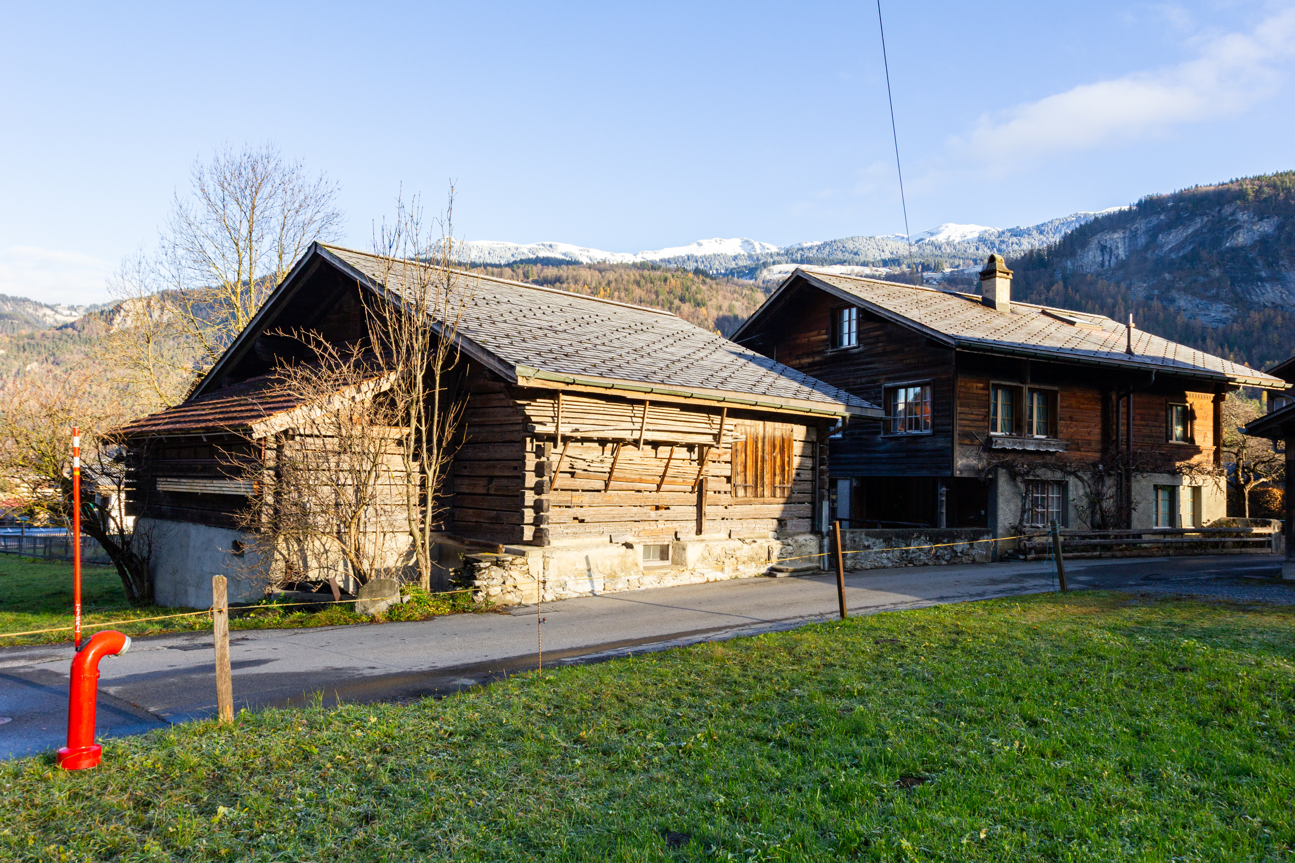 Alpenhaus mit Holzfassade und Bergblick