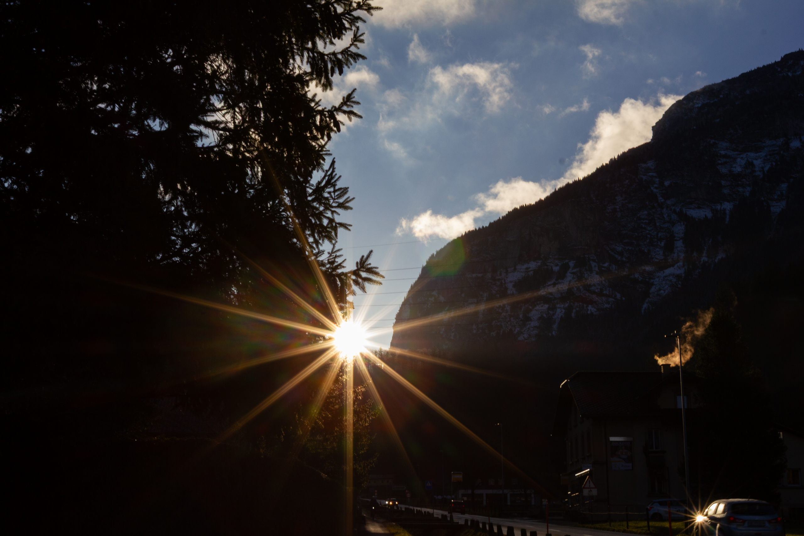 Berglandschaft mit tief stehender Sonne