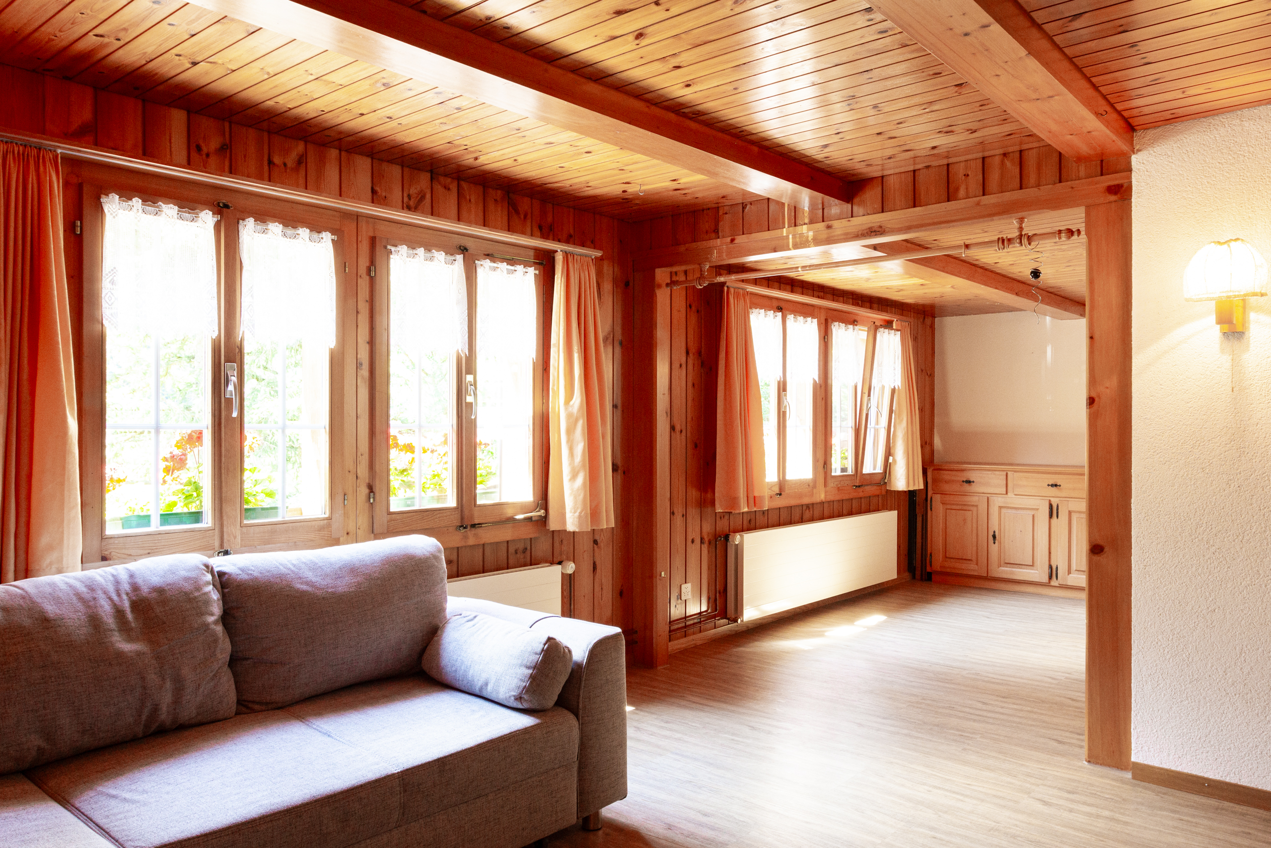 Heller Wohnraum mit Holzvertäfelung