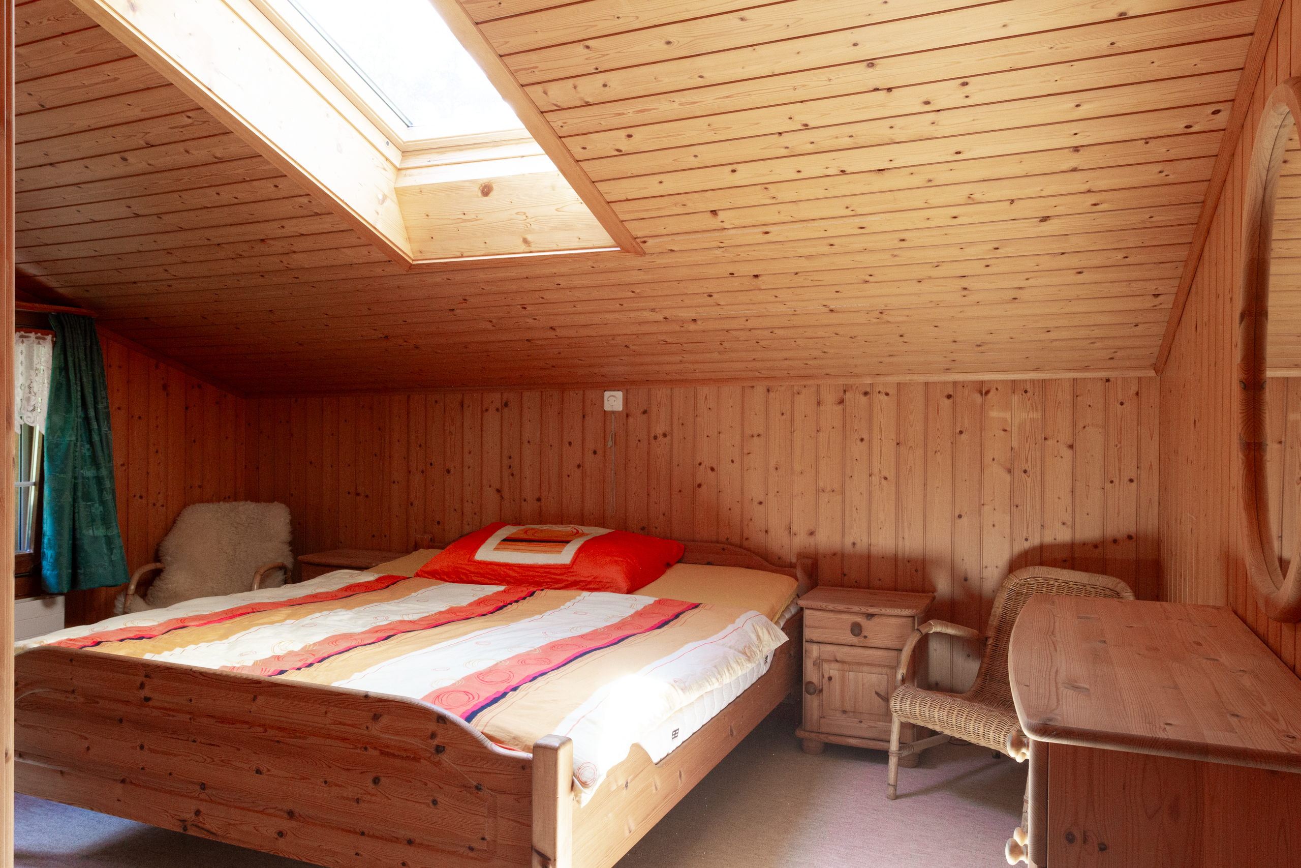 Dachgeschoss-Schlafzimmer mit Holzverkleidung