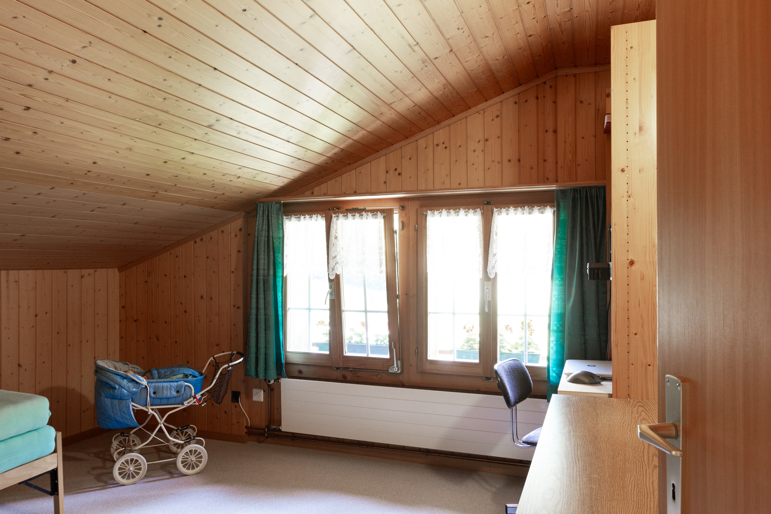 Dachgeschosszimmer mit Holzverkleidung