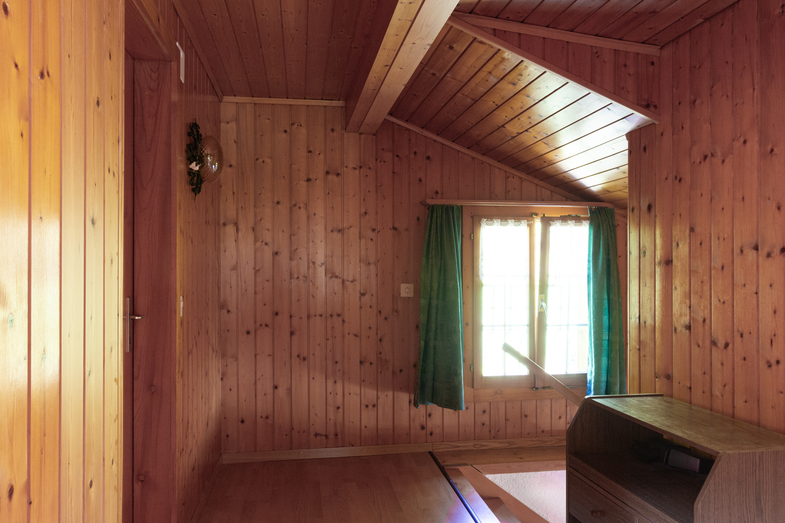 Holzverkleideter Innenraum mit Dachschräge
