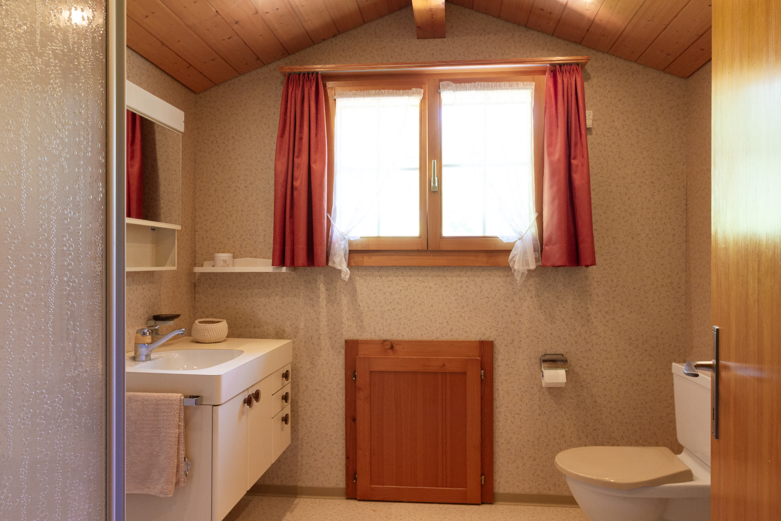 Kleines Badezimmer mit Dachfenster