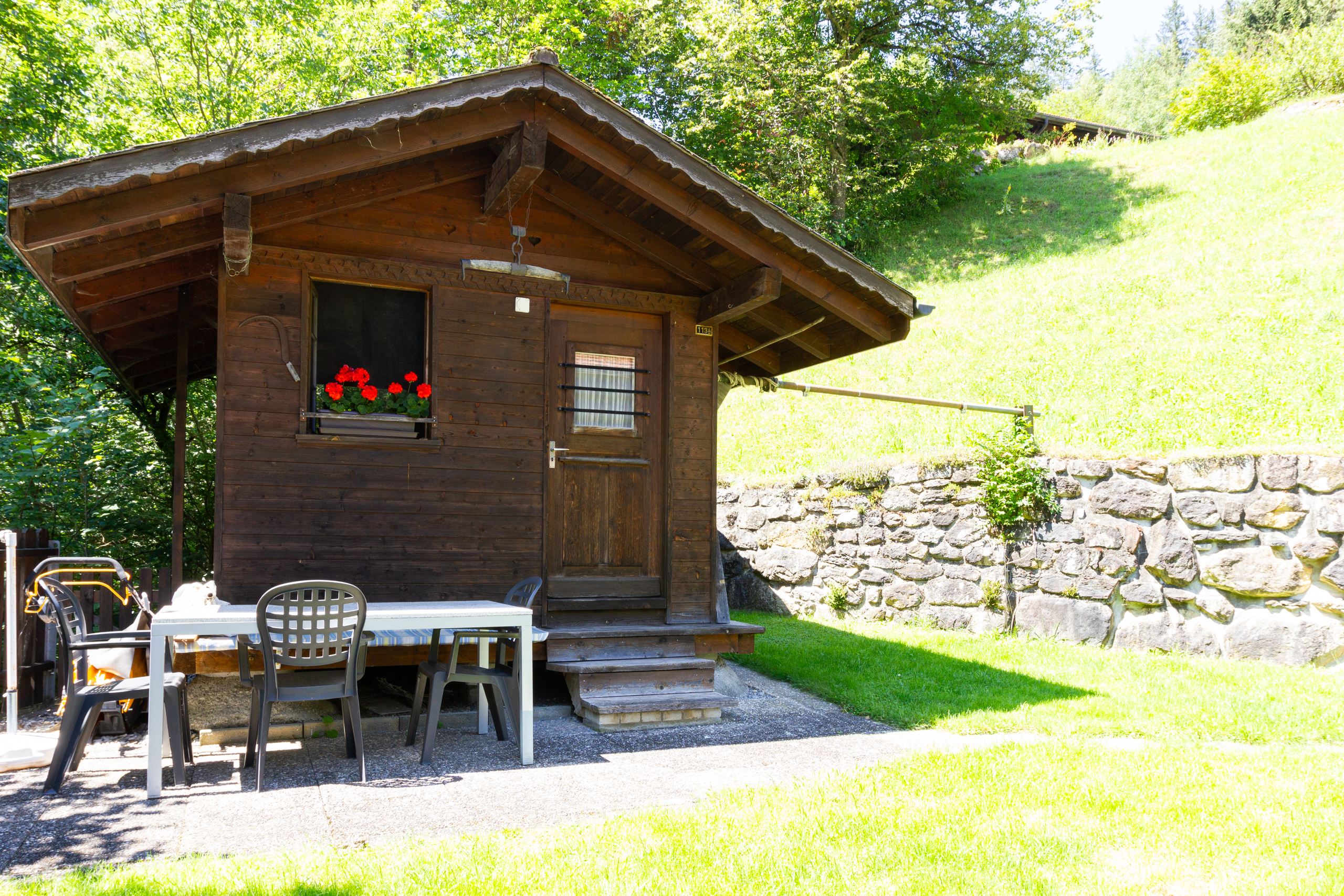 Rustikale Holzhütte im Grünen