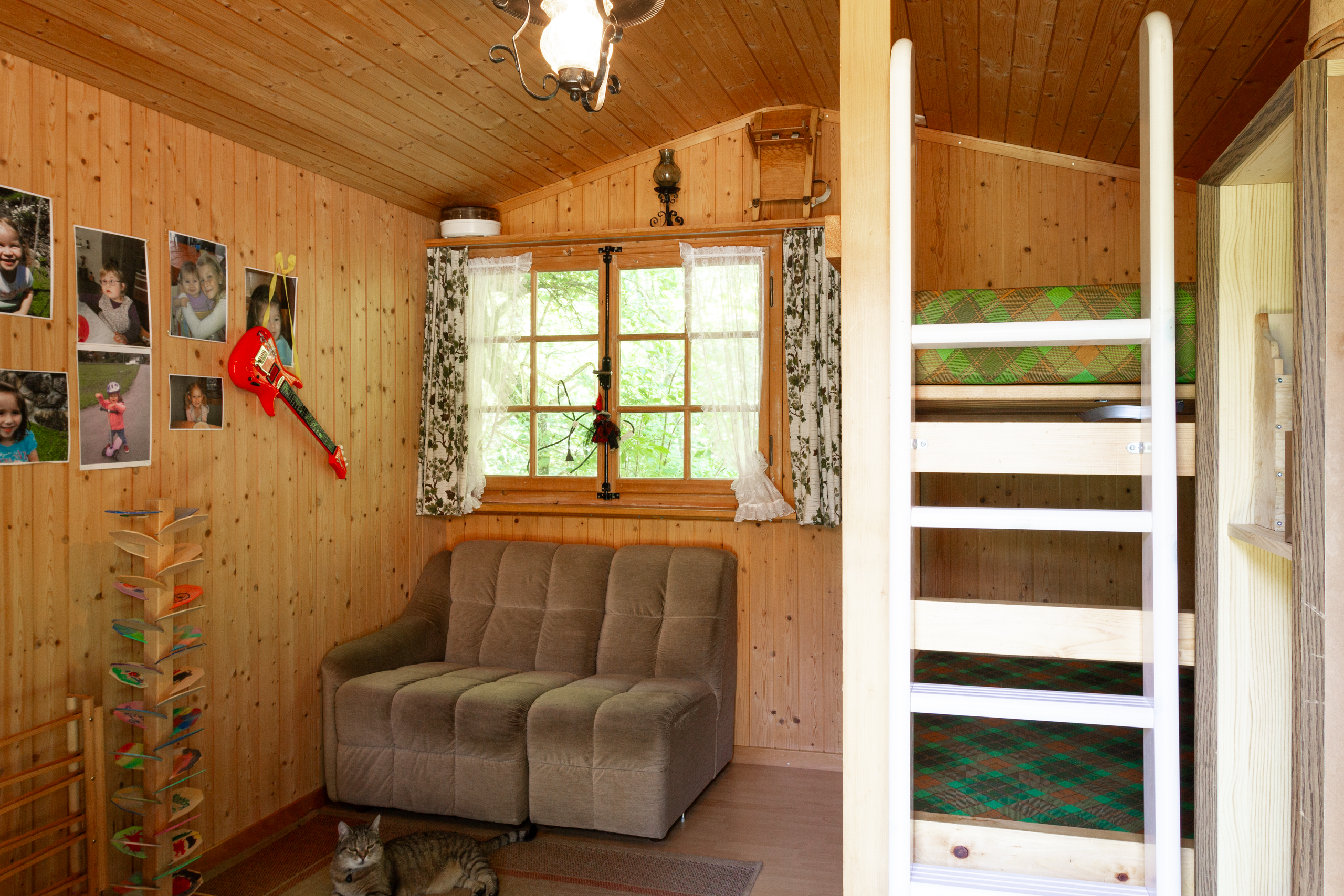 Gemütlicher Holzraum mit Schlaf-/Loungebereich