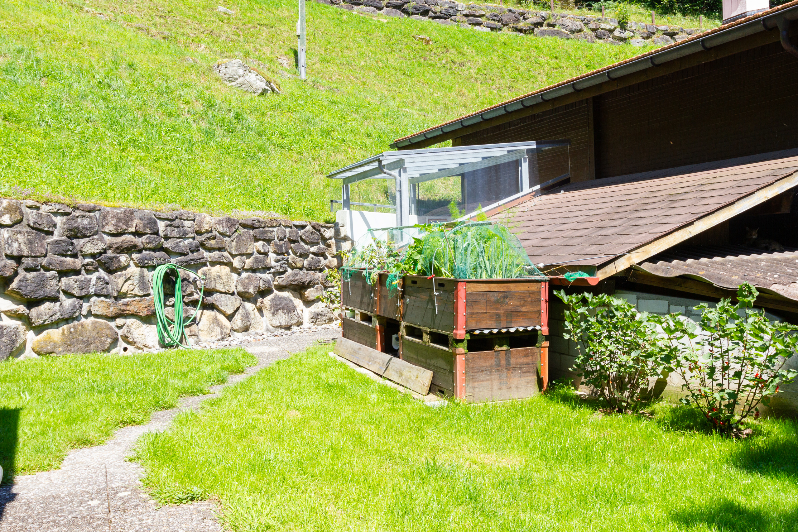 Garten mit Hanglage und Nebengebäude