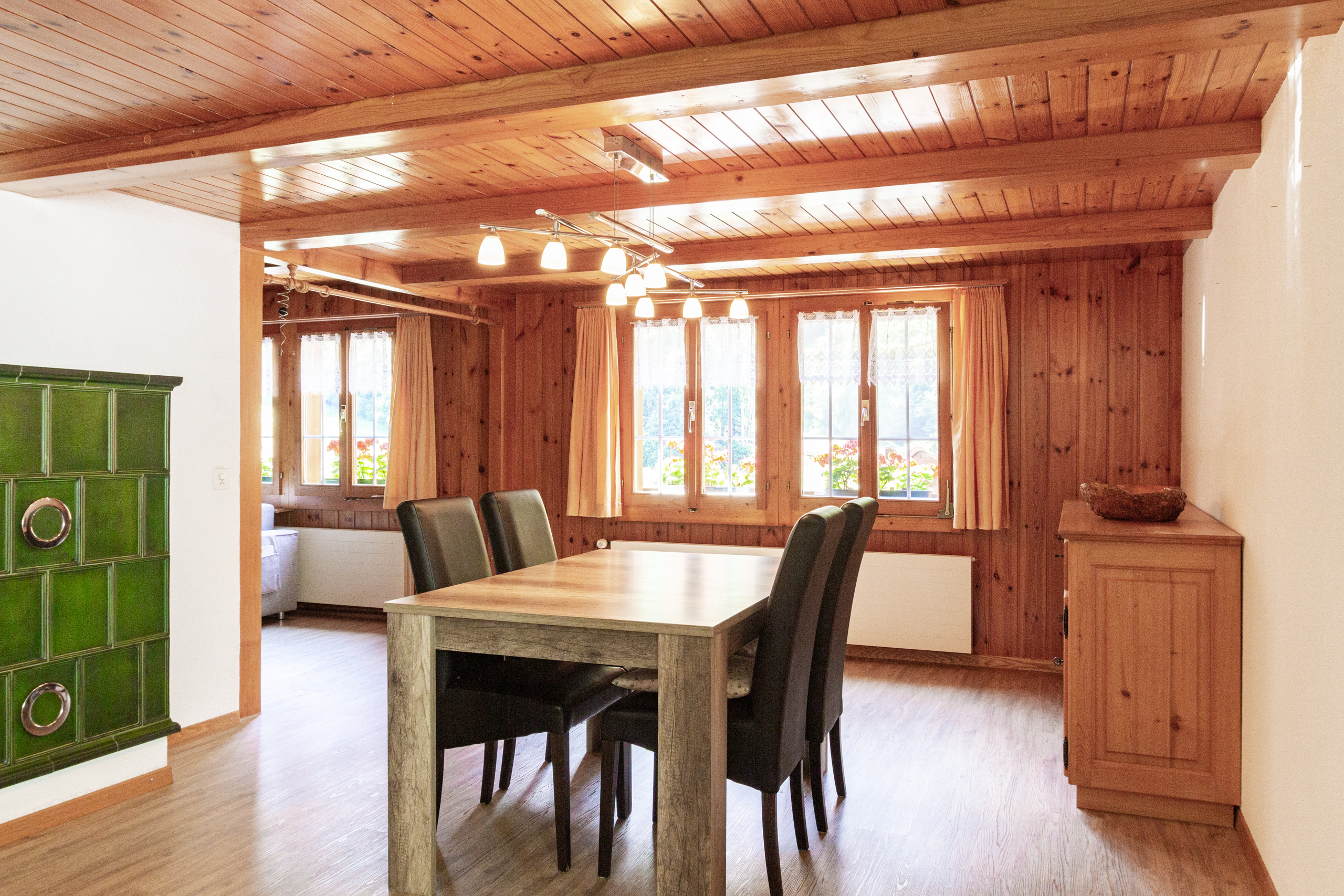 Esszimmer mit Holzdecke