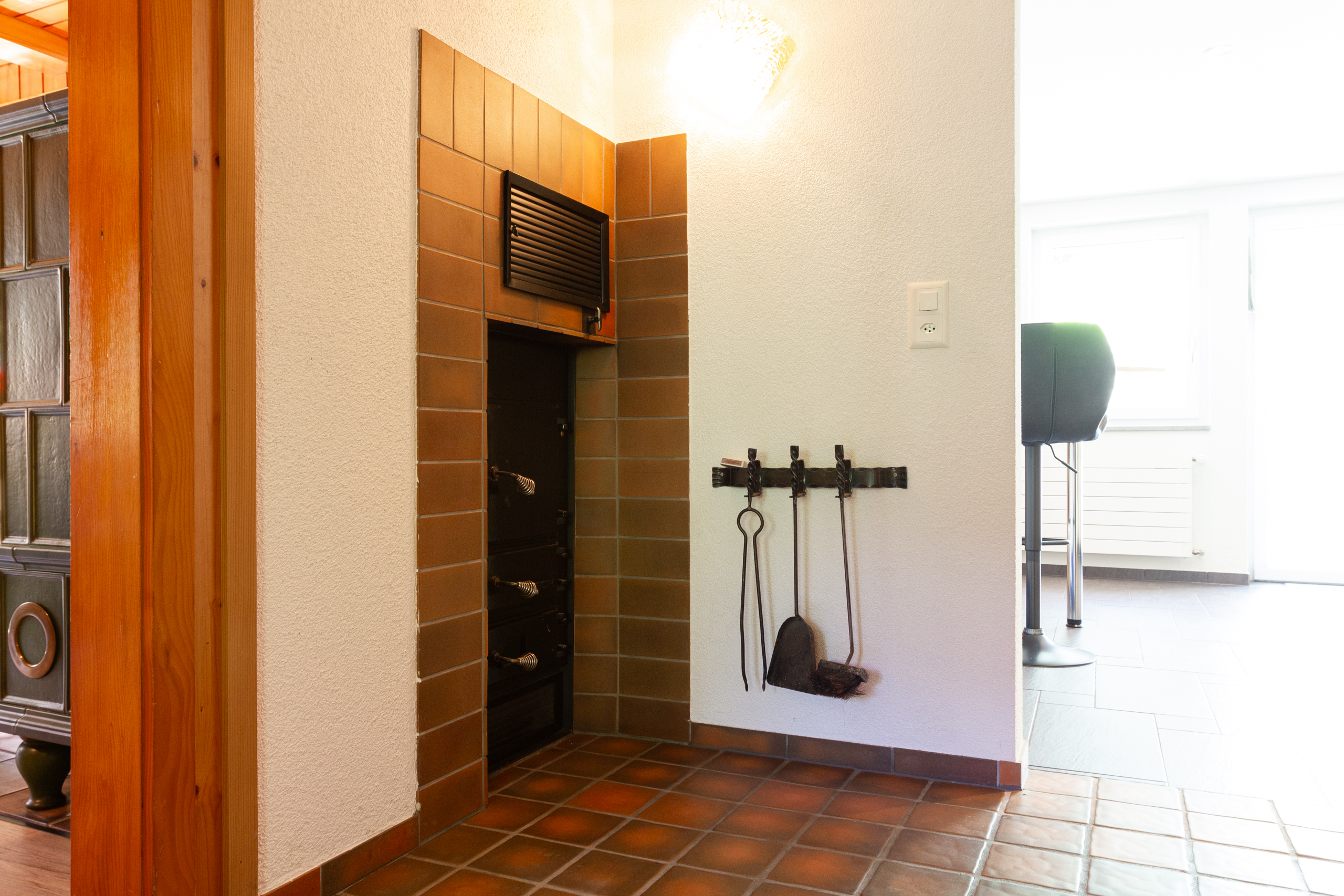 Innenraum mit Kamin und Flur