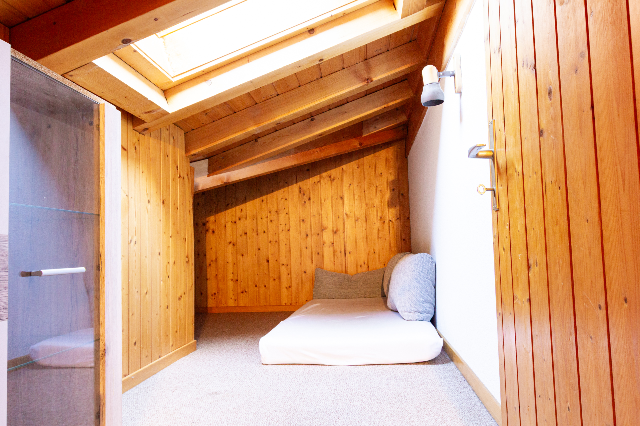 Gemütlicher Dachraum mit Holzverkleidung