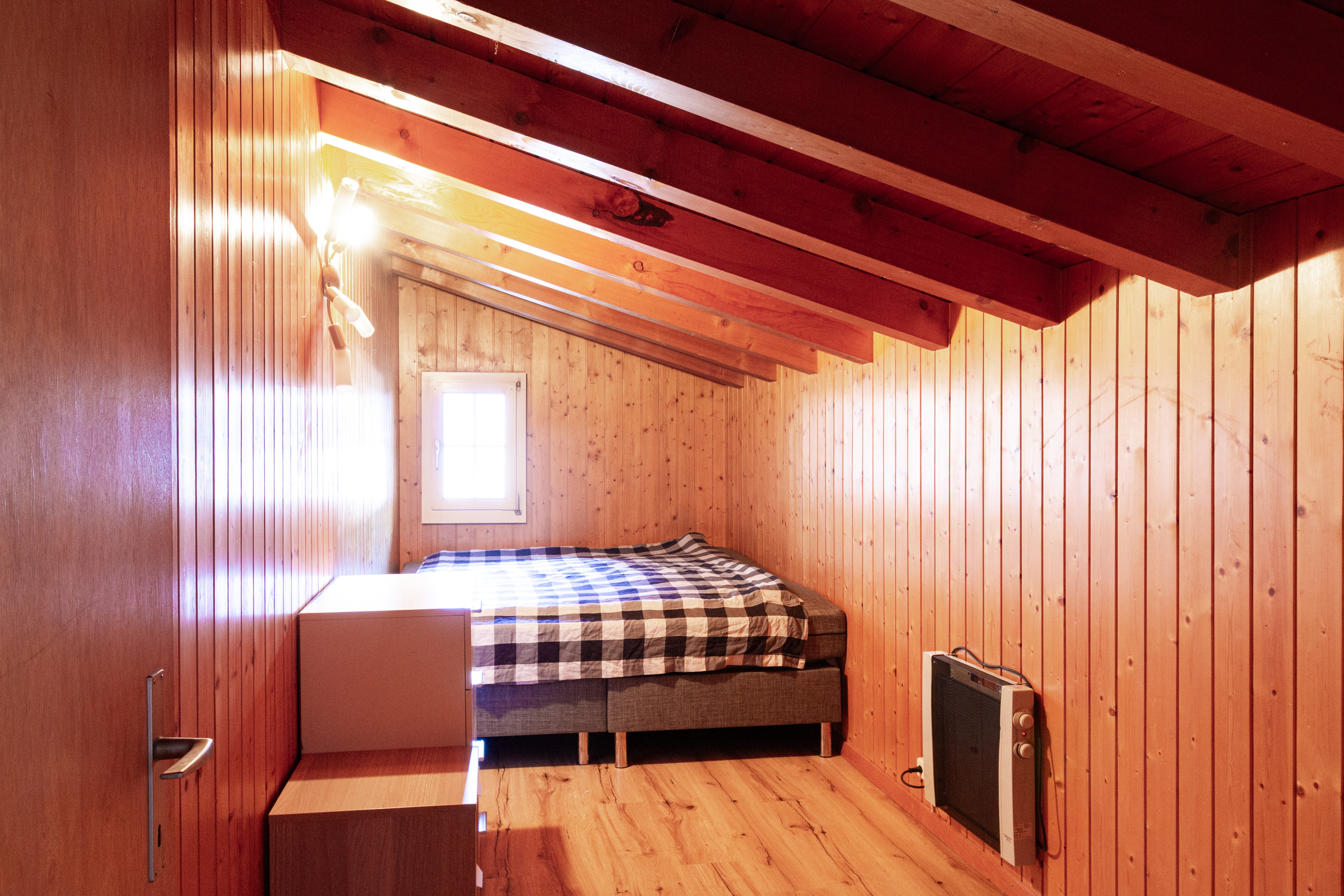 Kleines Dachzimmer mit Holzausbau