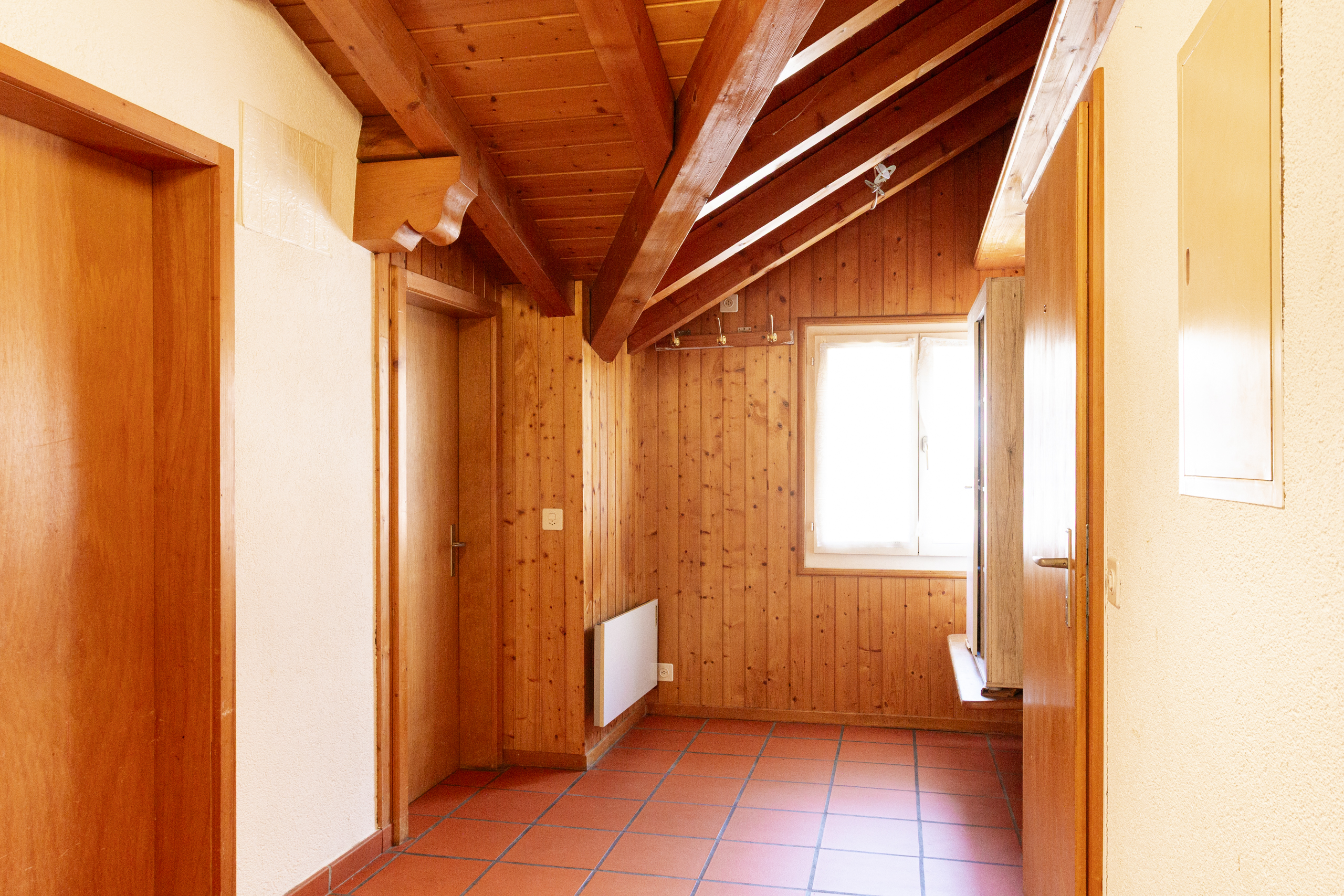 Heller Holzflur mit Dachschräge