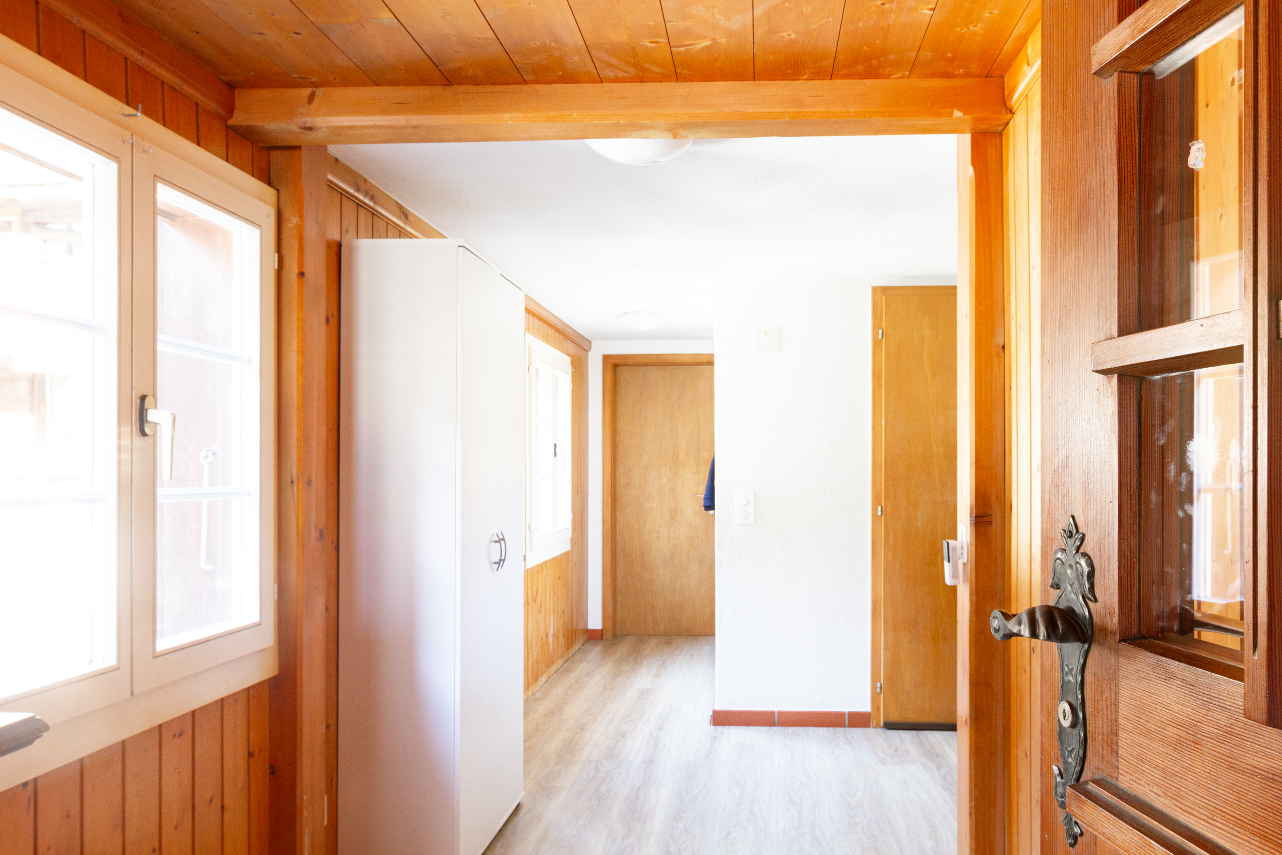 Heller Flur mit Holzverkleidung