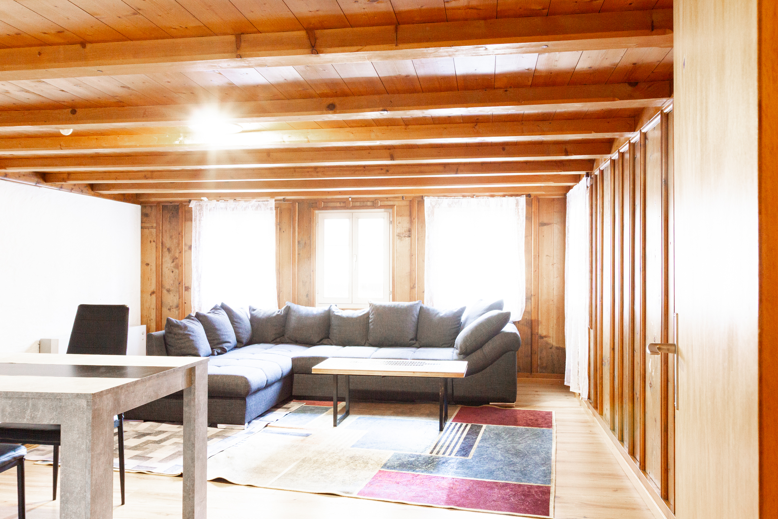 Gemütliches Wohnzimmer mit Holzbalkendecke