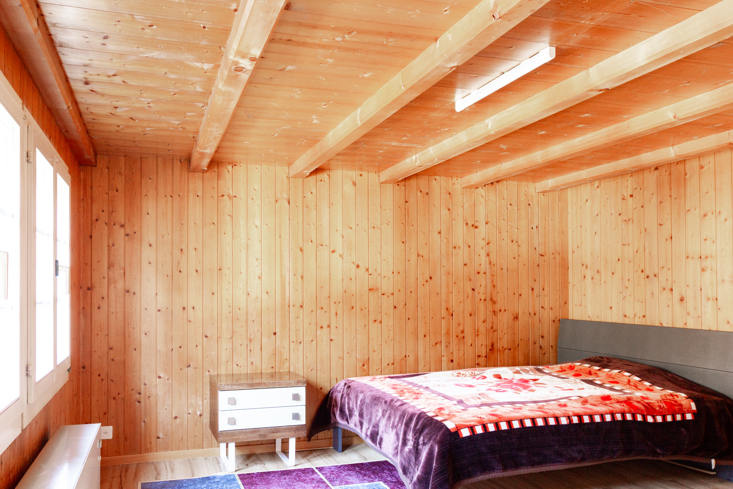 Holzvertäuschtes Schlafzimmer mit Bett