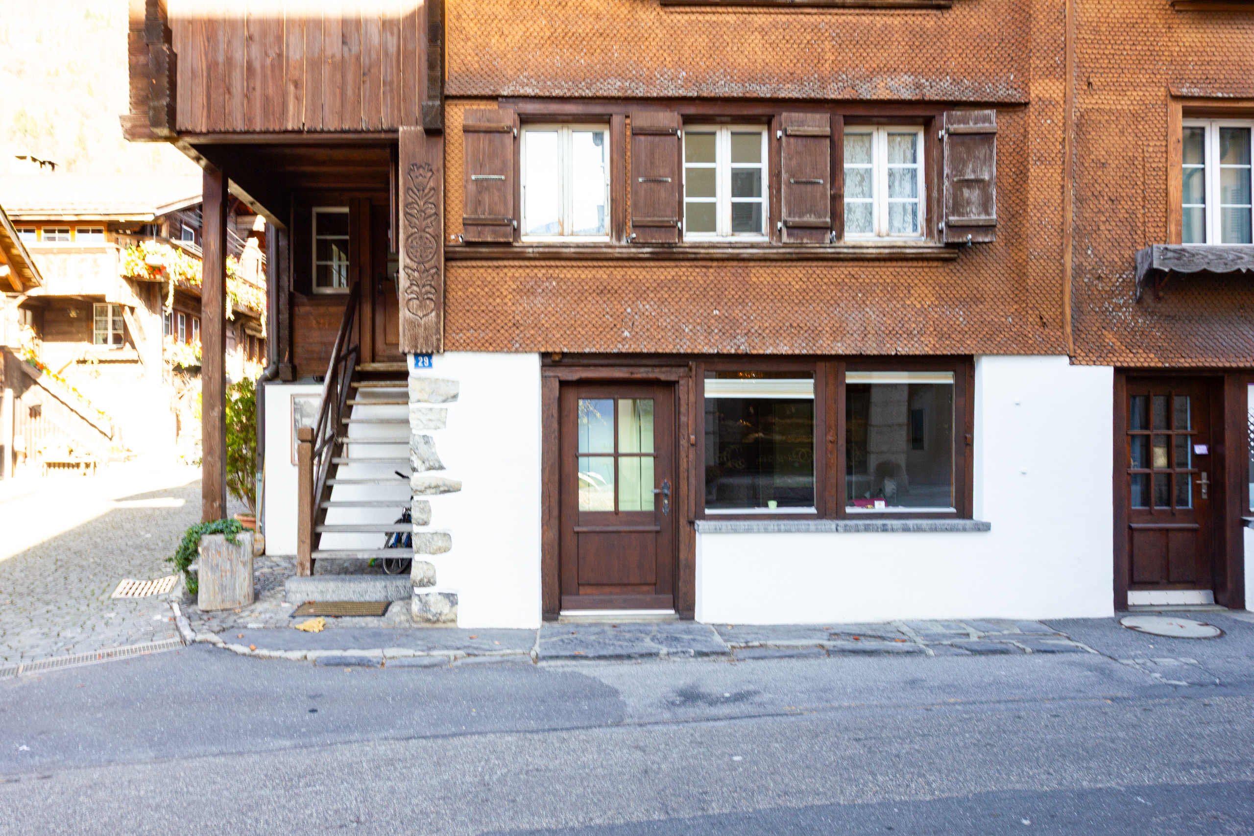 Traditionelles Holzhaus mit Straßenfassade