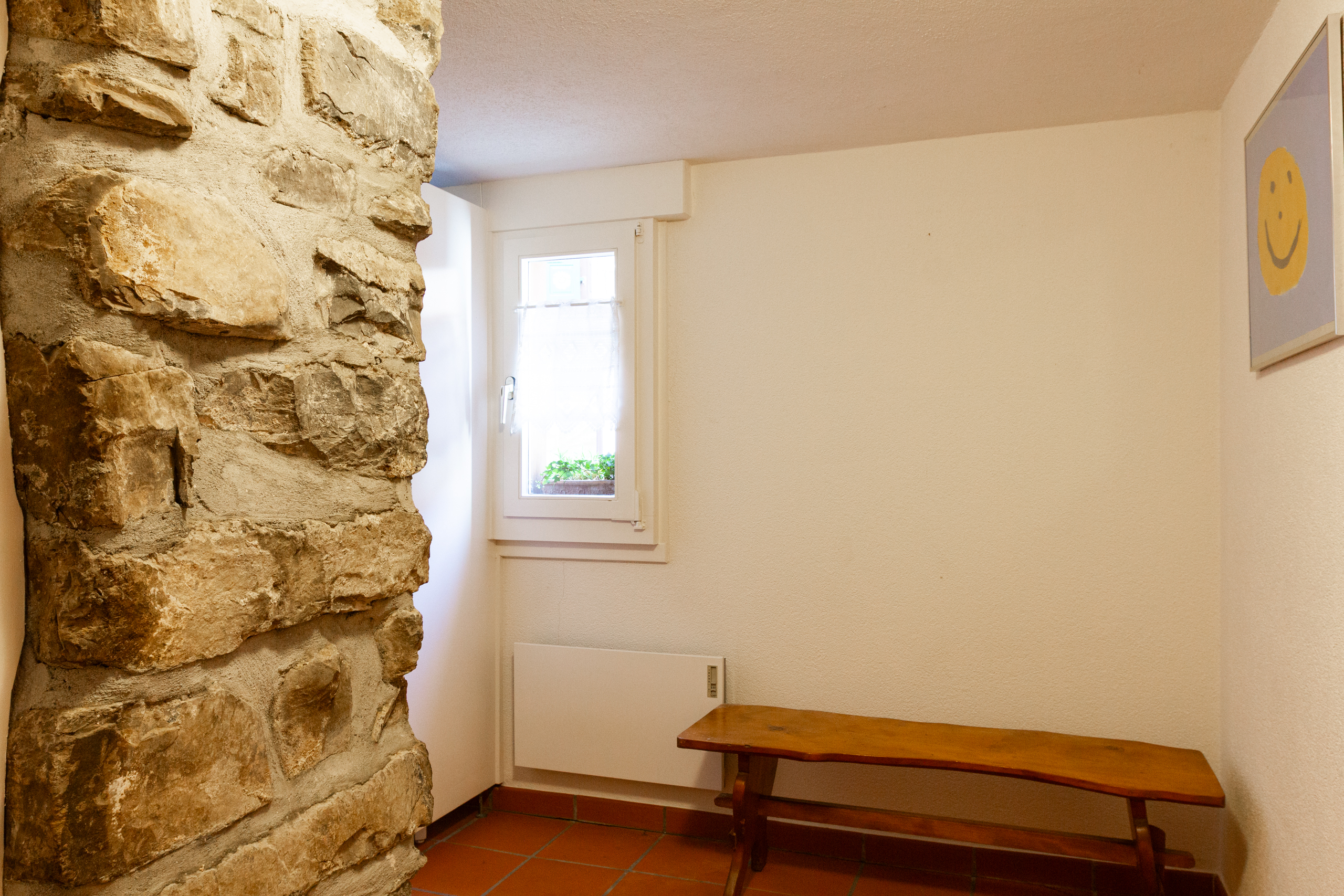 Kleiner Flur mit Natursteinwand