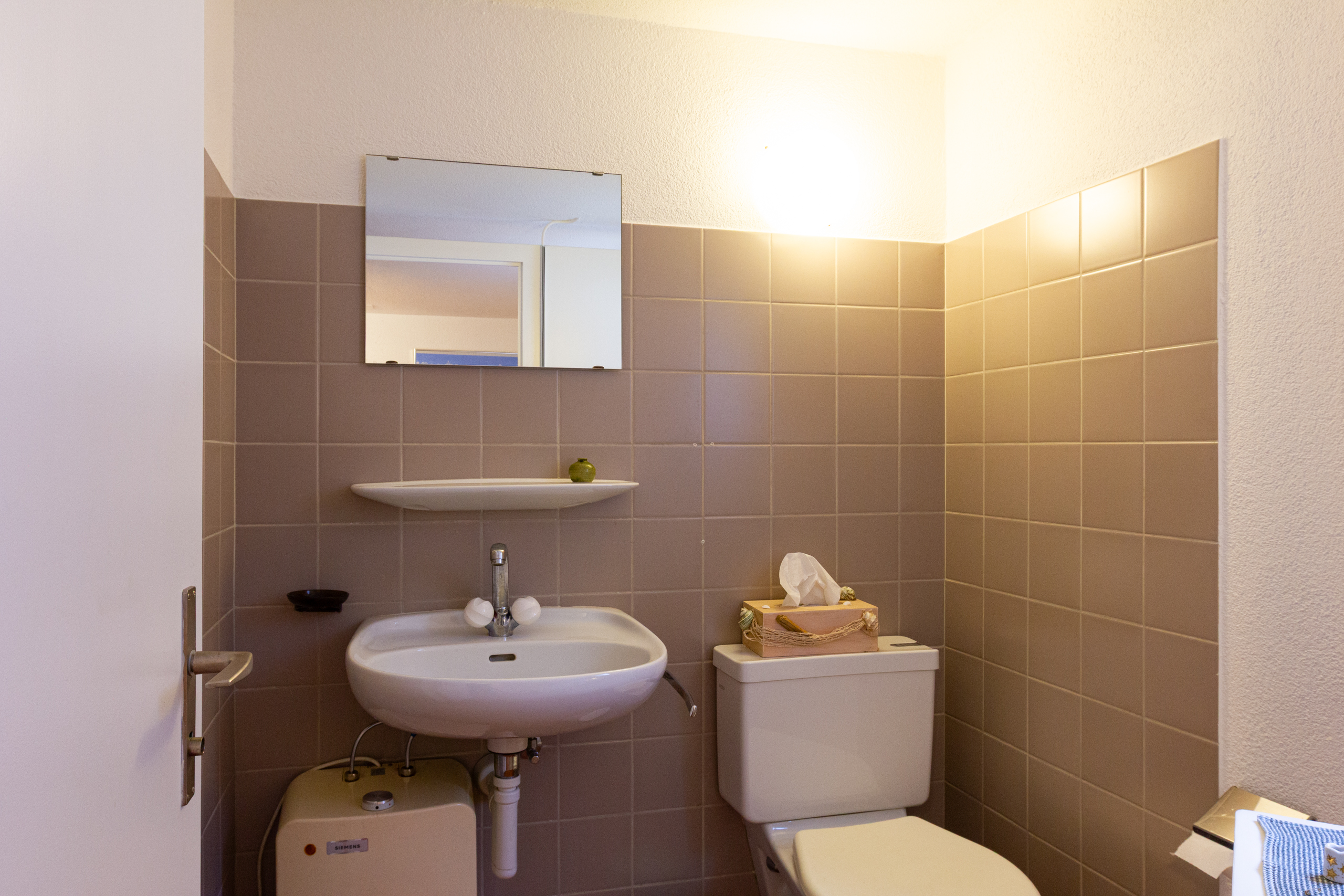 Kleines Gäste-WC mit Waschbecken und WC