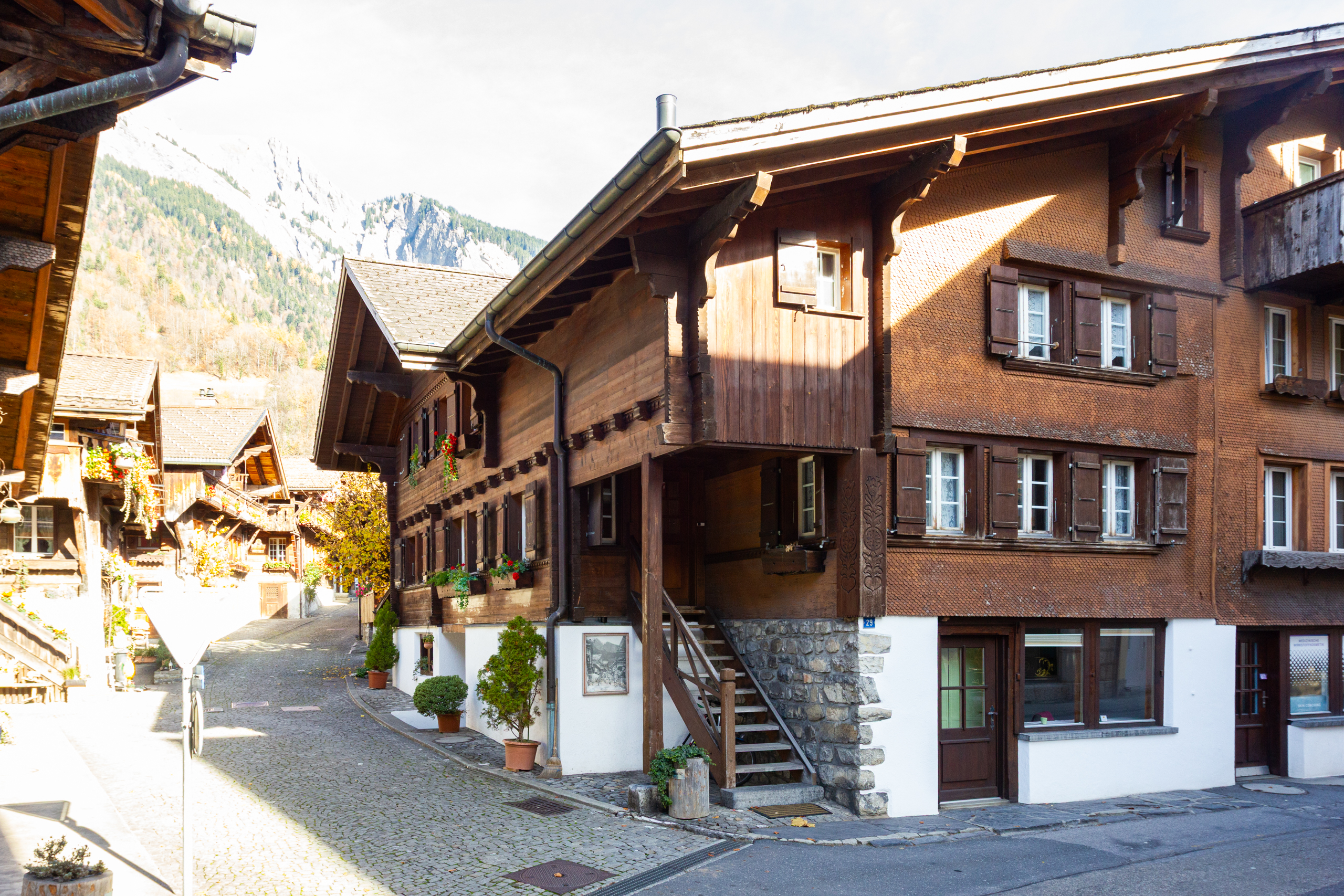 Alpines Dorfhaus mit Holzfassade