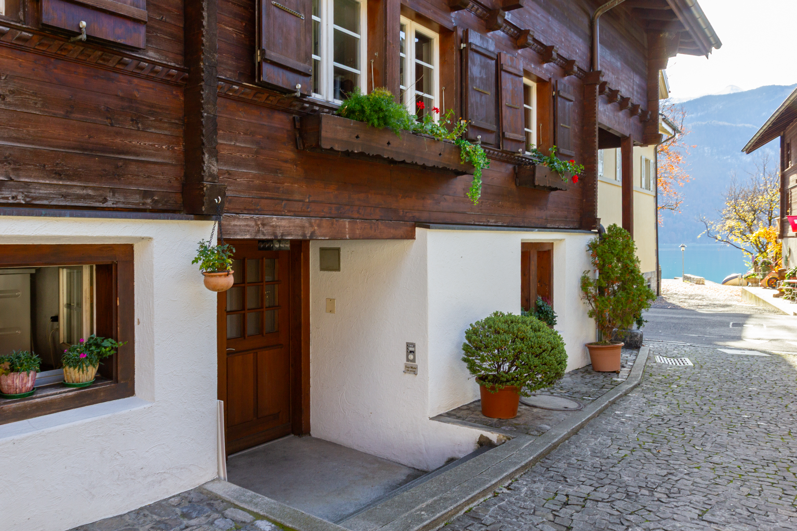 Traditionelles Holzhaus an einer Uferstraße