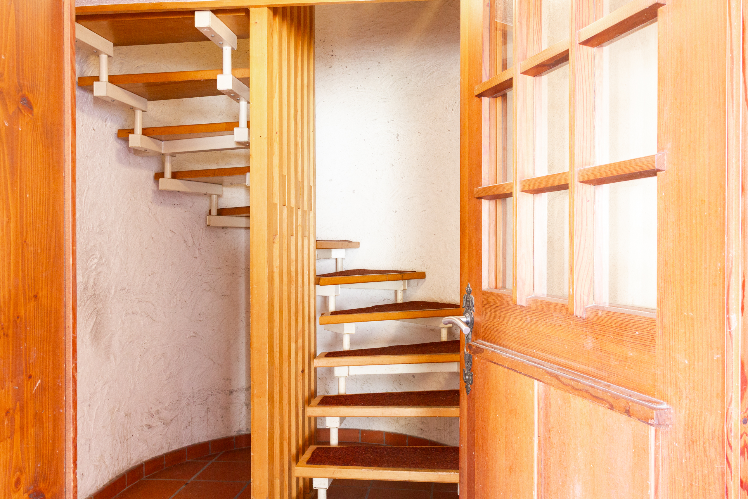 Spindeltreppe mit Holztür
