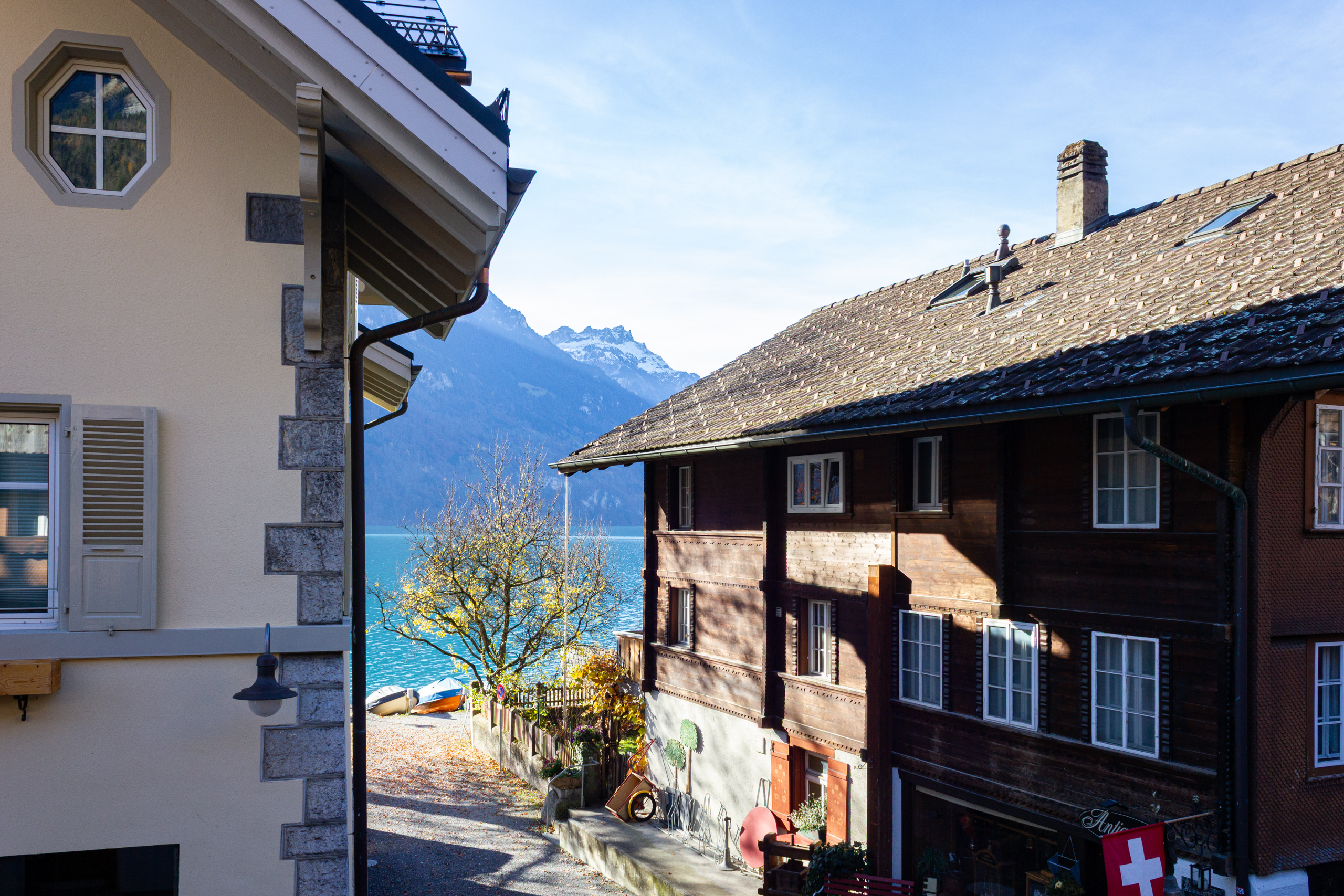 Seeblick zwischen alpinen Gebäuden
