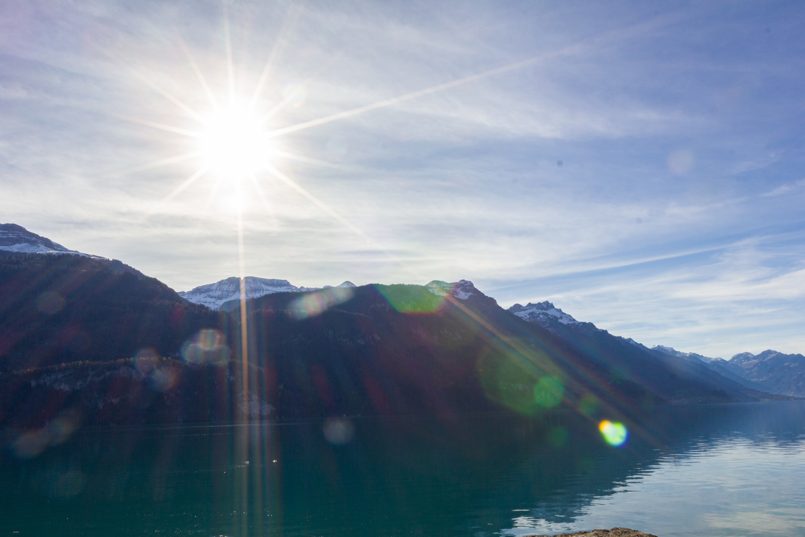 Bergsee mit Sonnenlicht