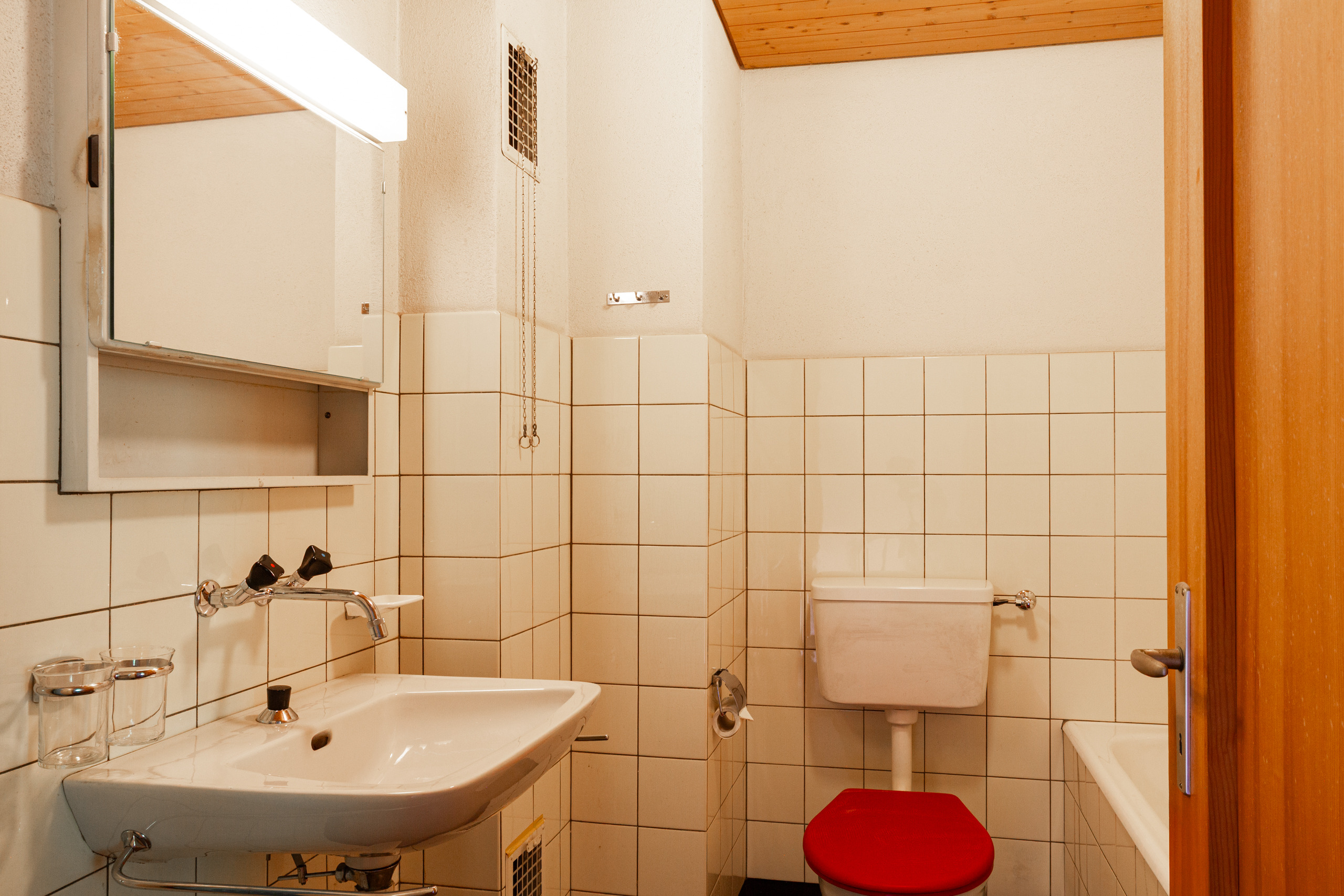 Kleines Badezimmer mit WC und Waschbecken