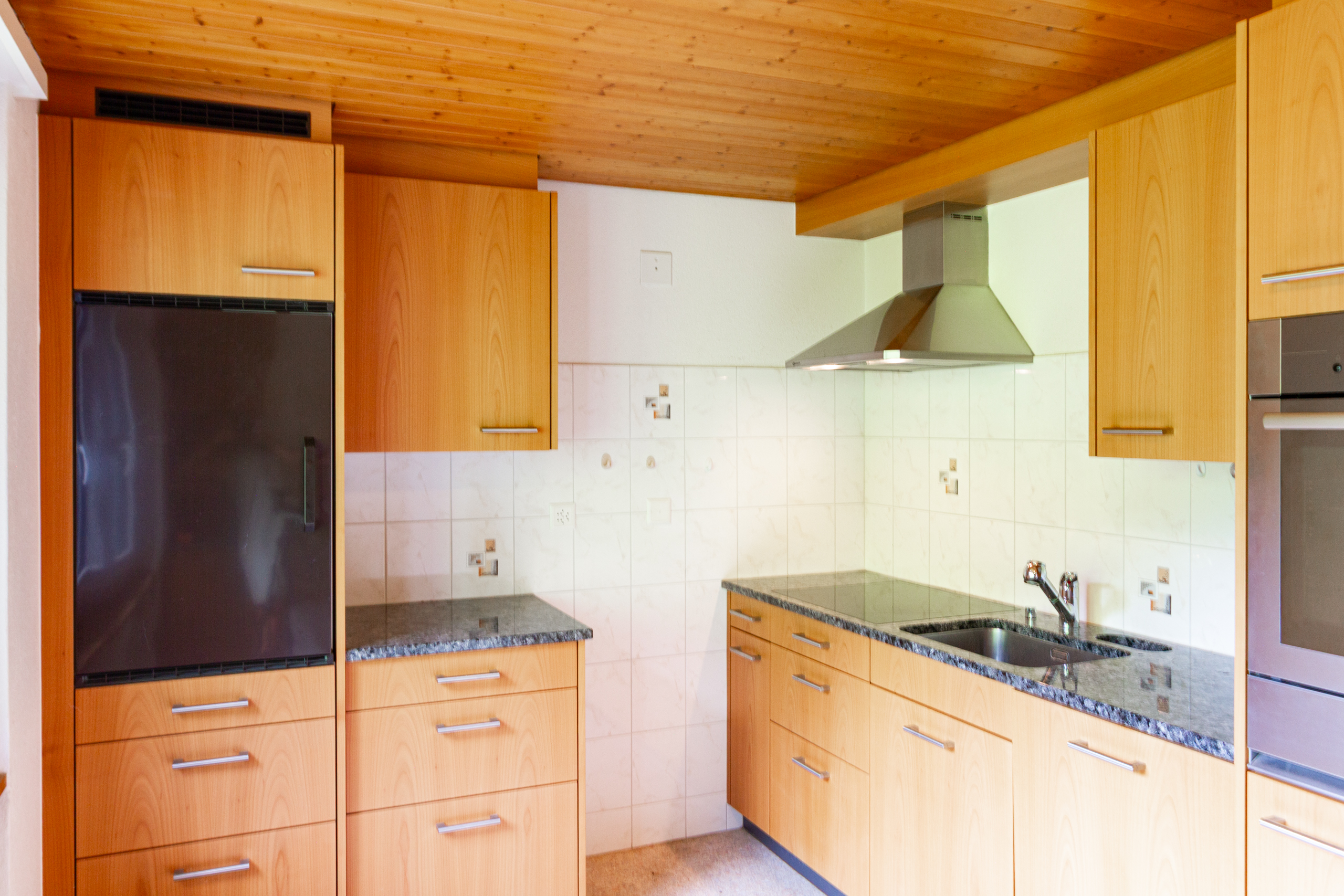 Kompakte Küche mit Holzfronten
