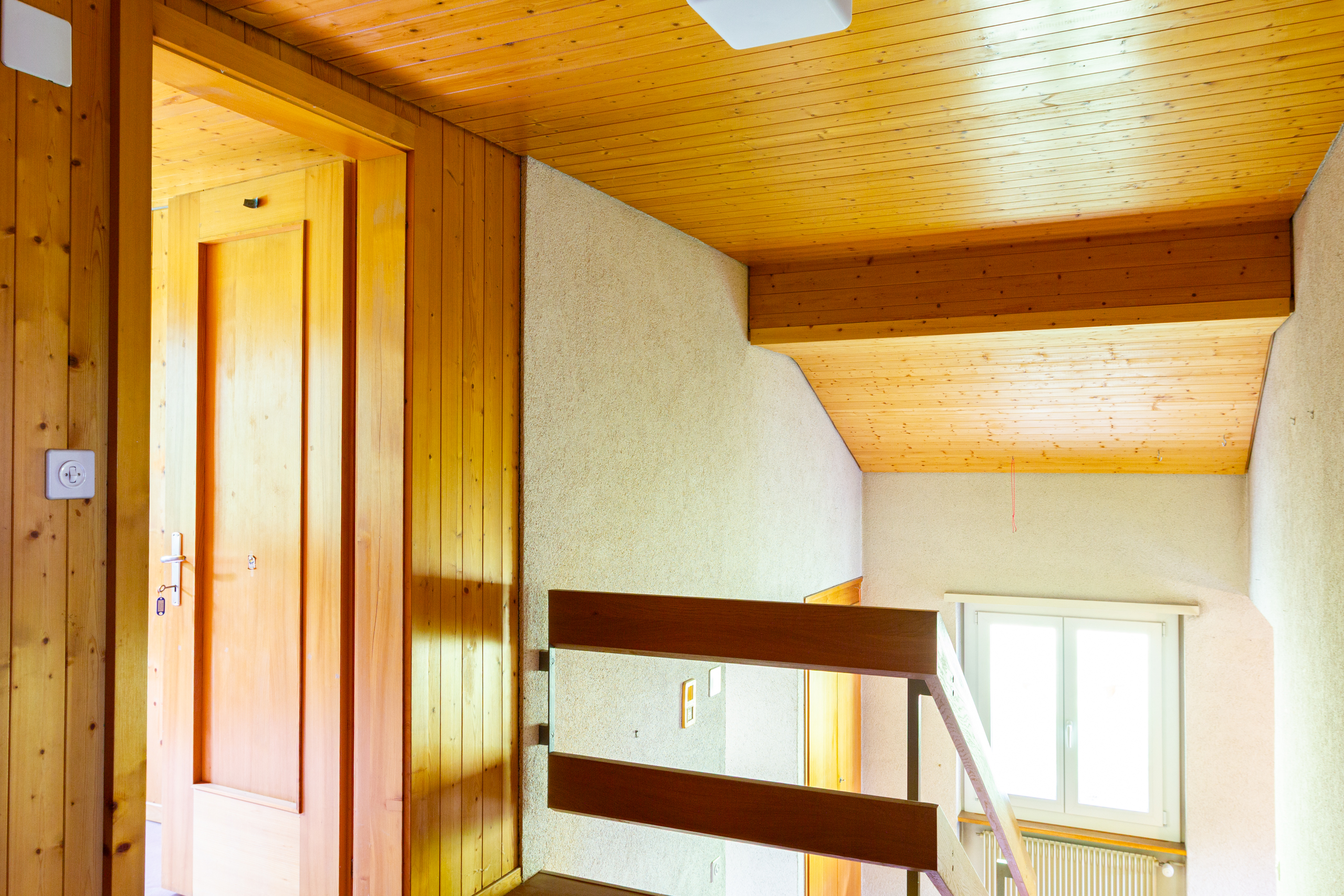 Holzvertädlter Treppenbereich mit Galerie