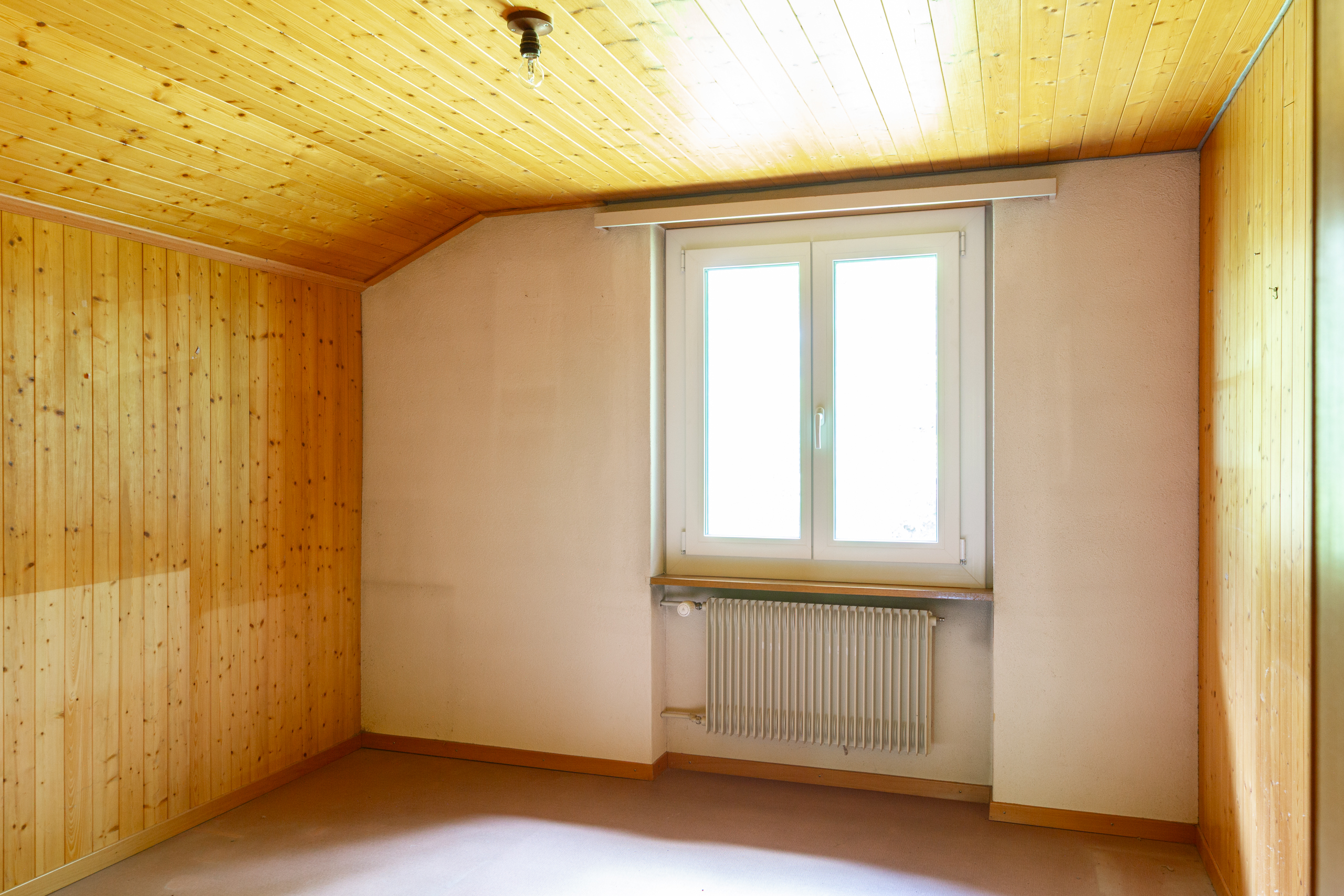 Helles Dachzimmer mit Holzverkleidung