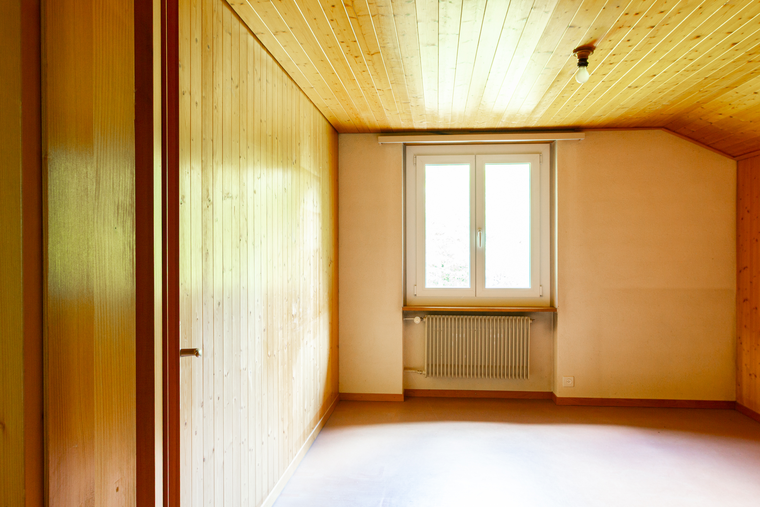 Helles Zimmer mit Holzvertäfelung