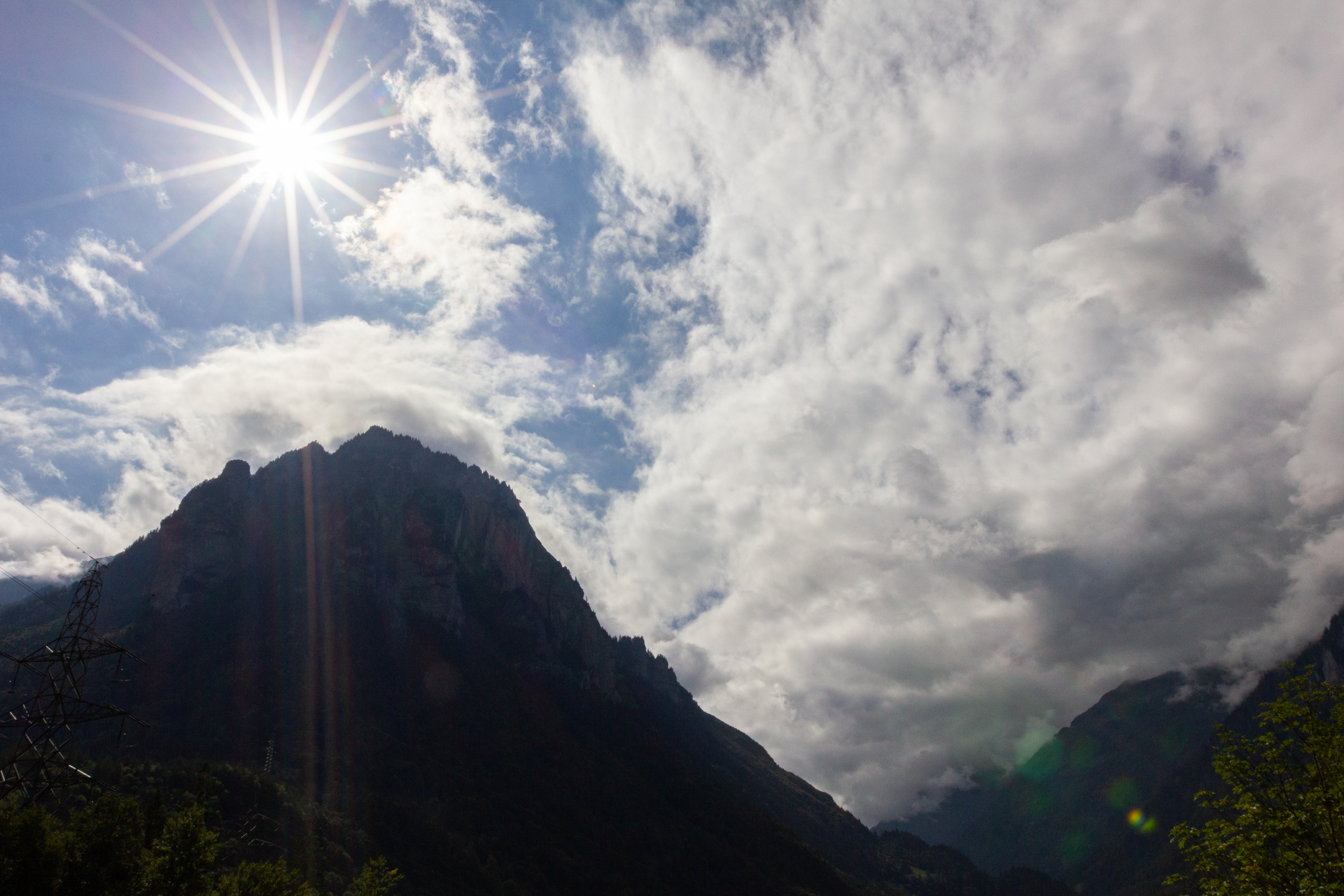 Berglandschaft mit Sonne und Wolken