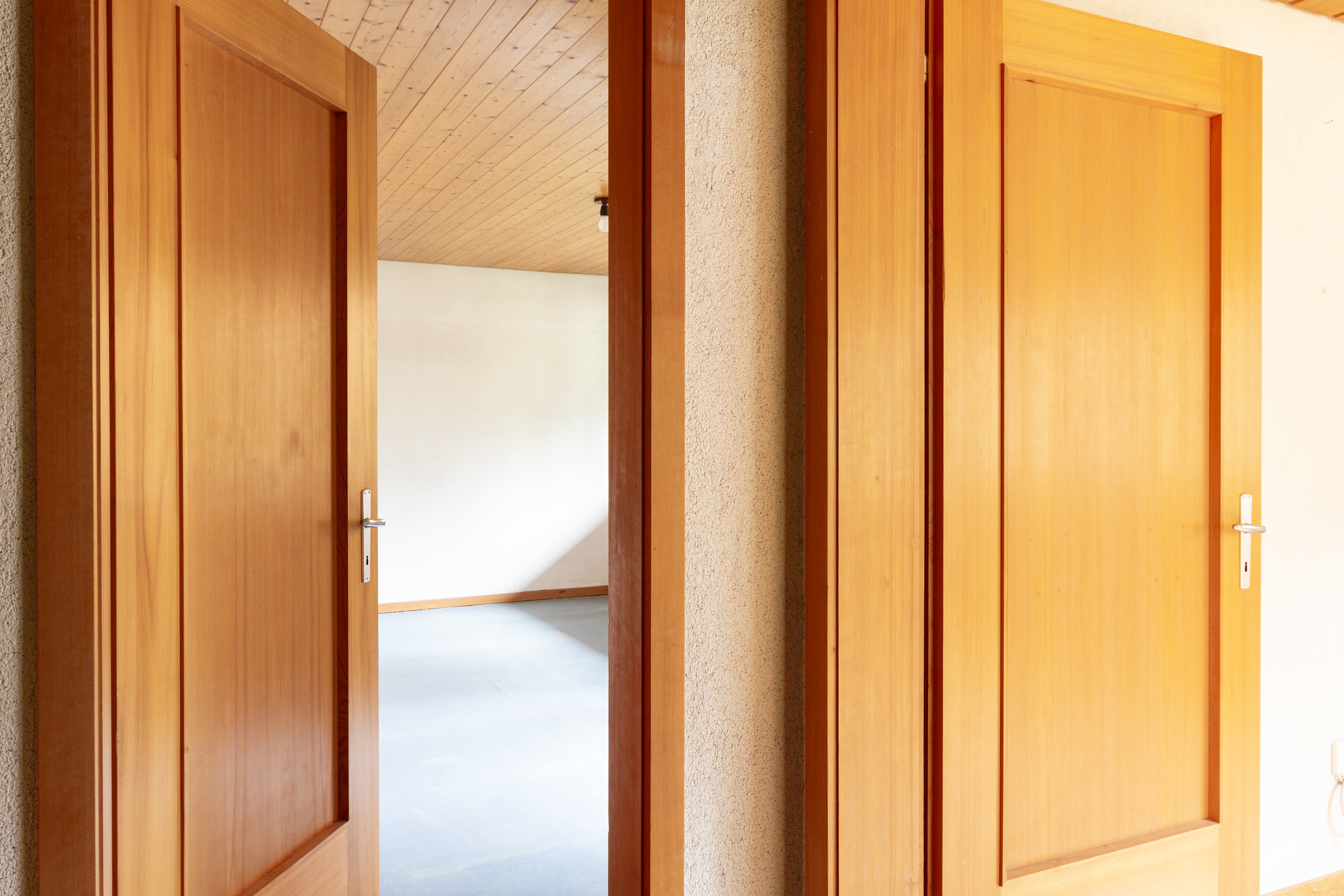 Innenansicht mit Holztüren