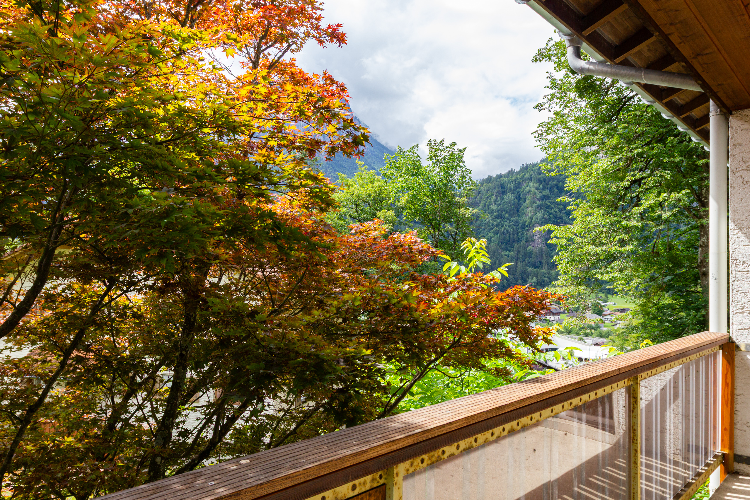 Balkon mit Berg- und Gartenblick