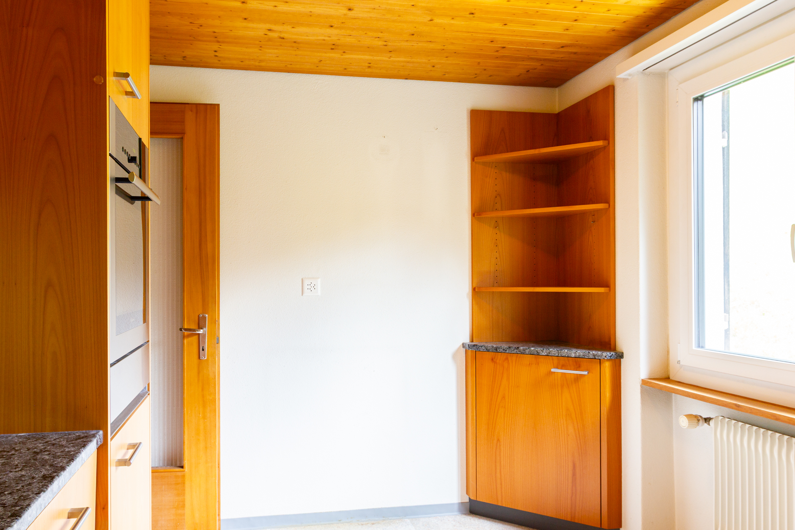Helles Zimmer mit Einbauschränken und Fenster