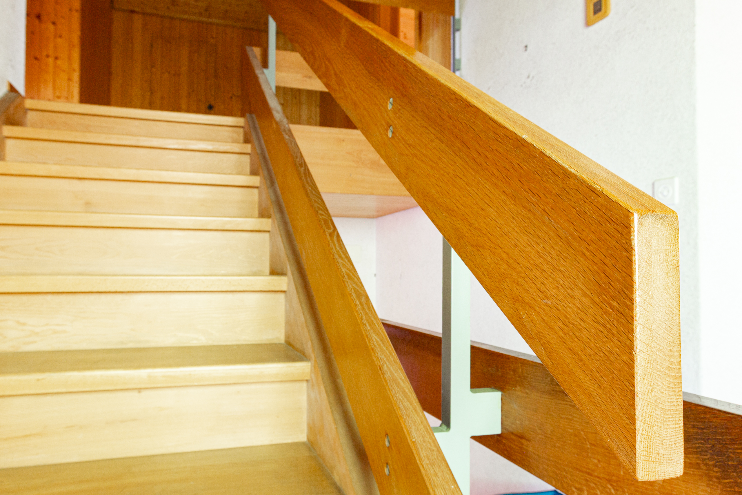 Holztreppe im Innenbereich