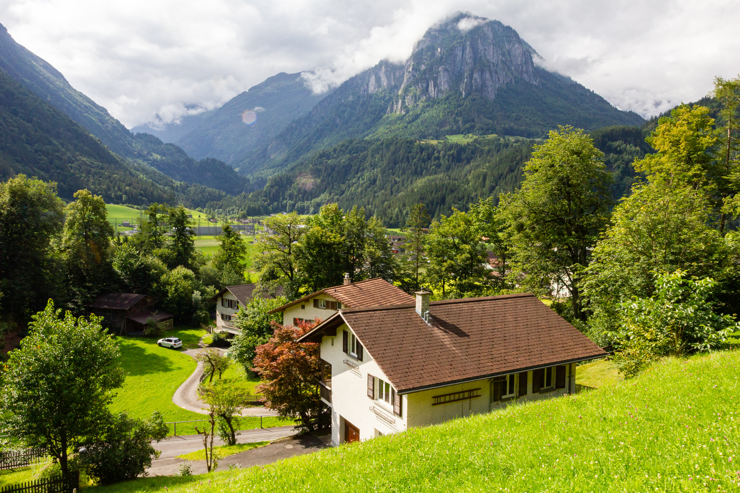 Alpenlandschaft mit Wohnhäusern