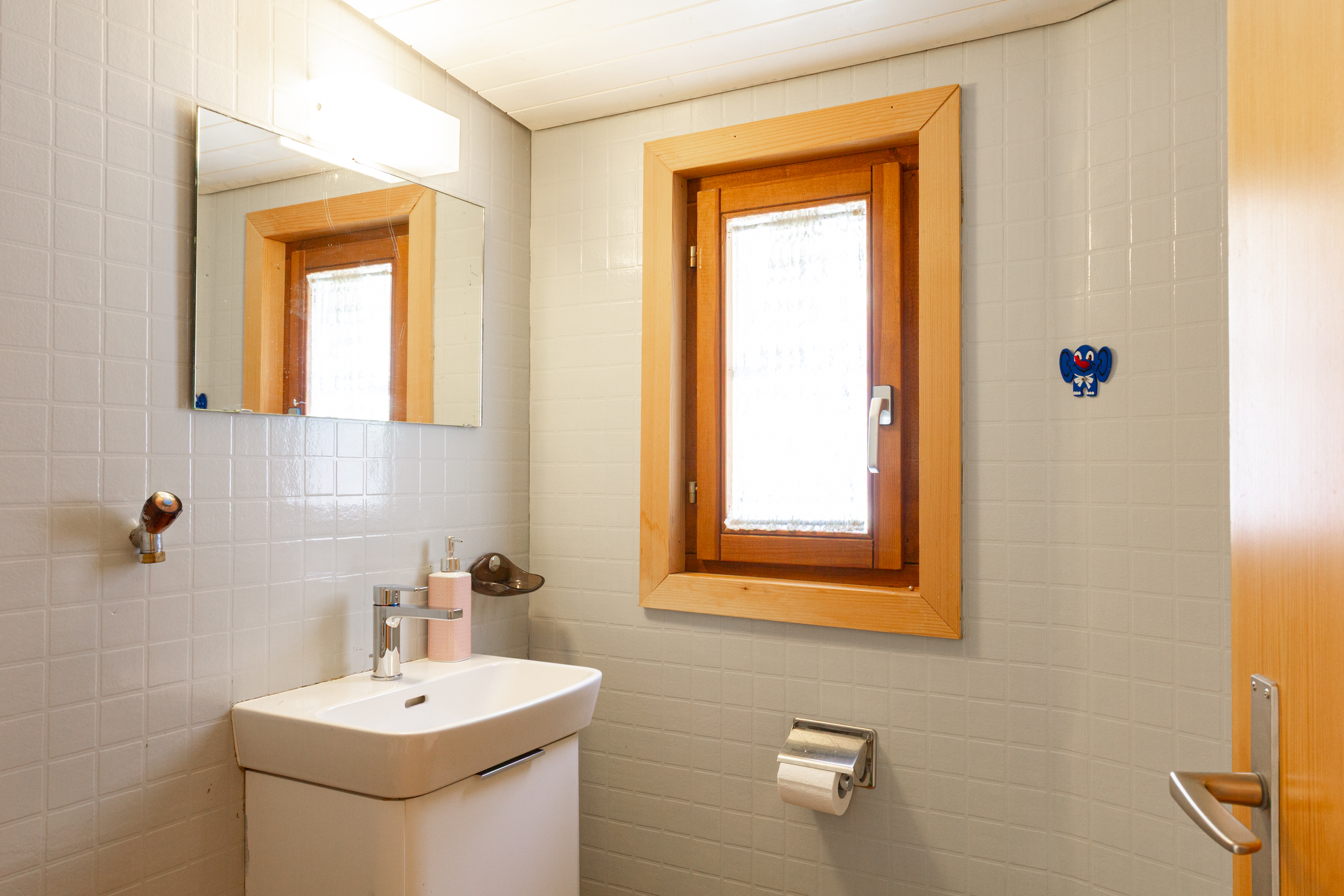 Kleines helles Gäste-WC mit Fenster