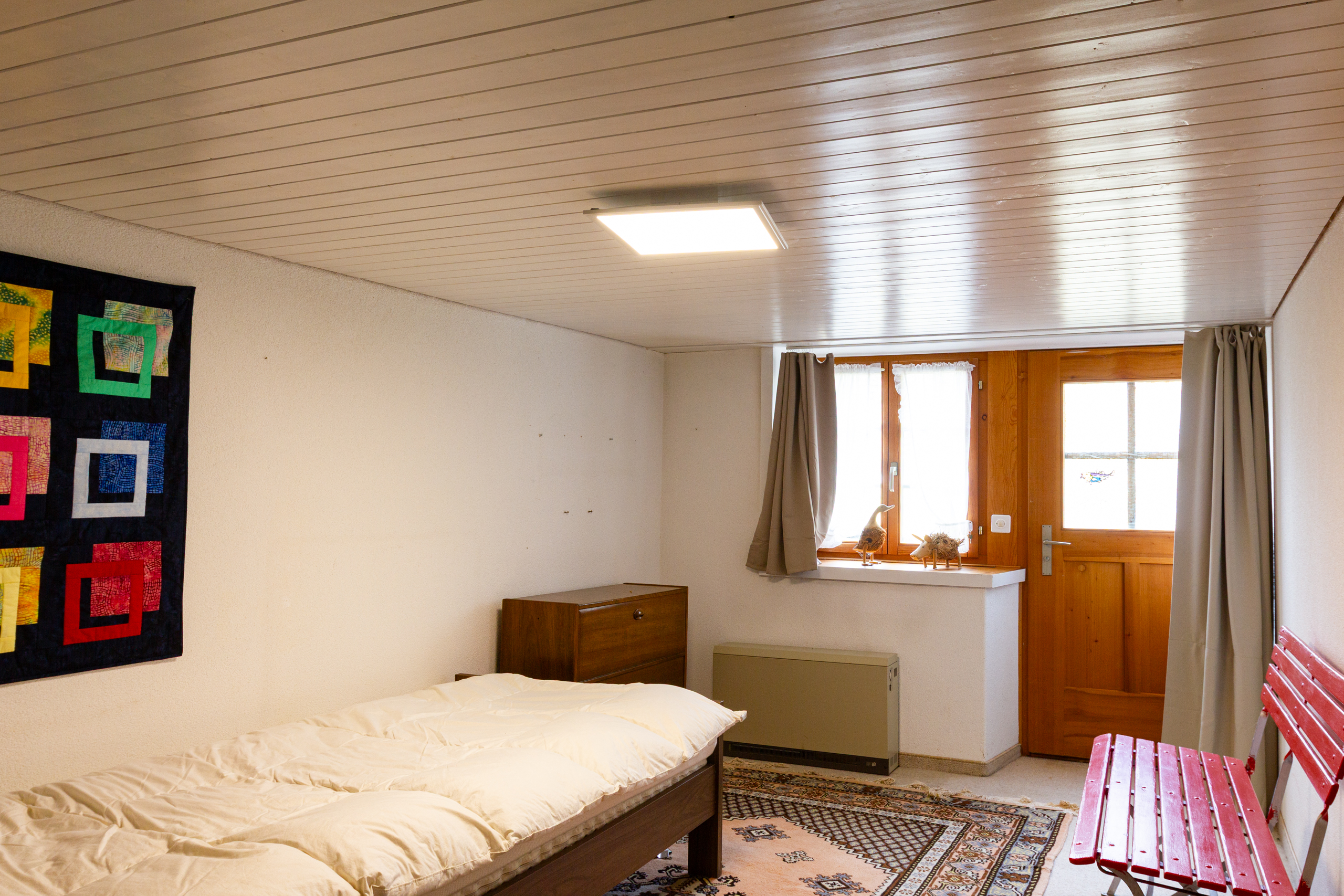 Schlichtes Schlafzimmer mit Holzdetails