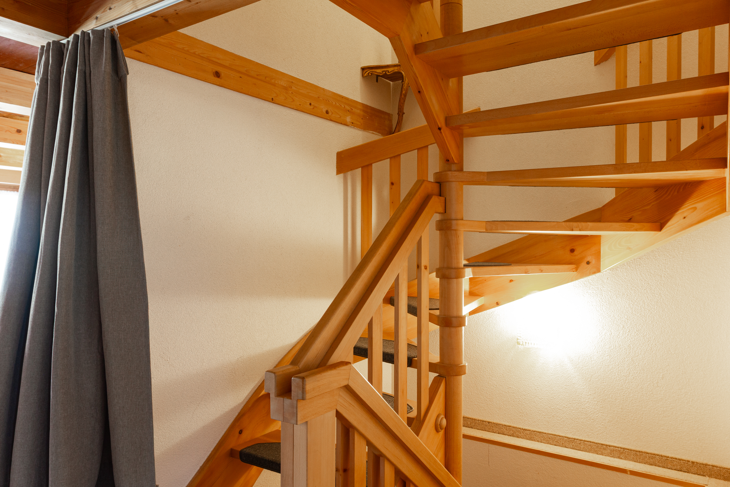 Holztreppe im Innenbereich