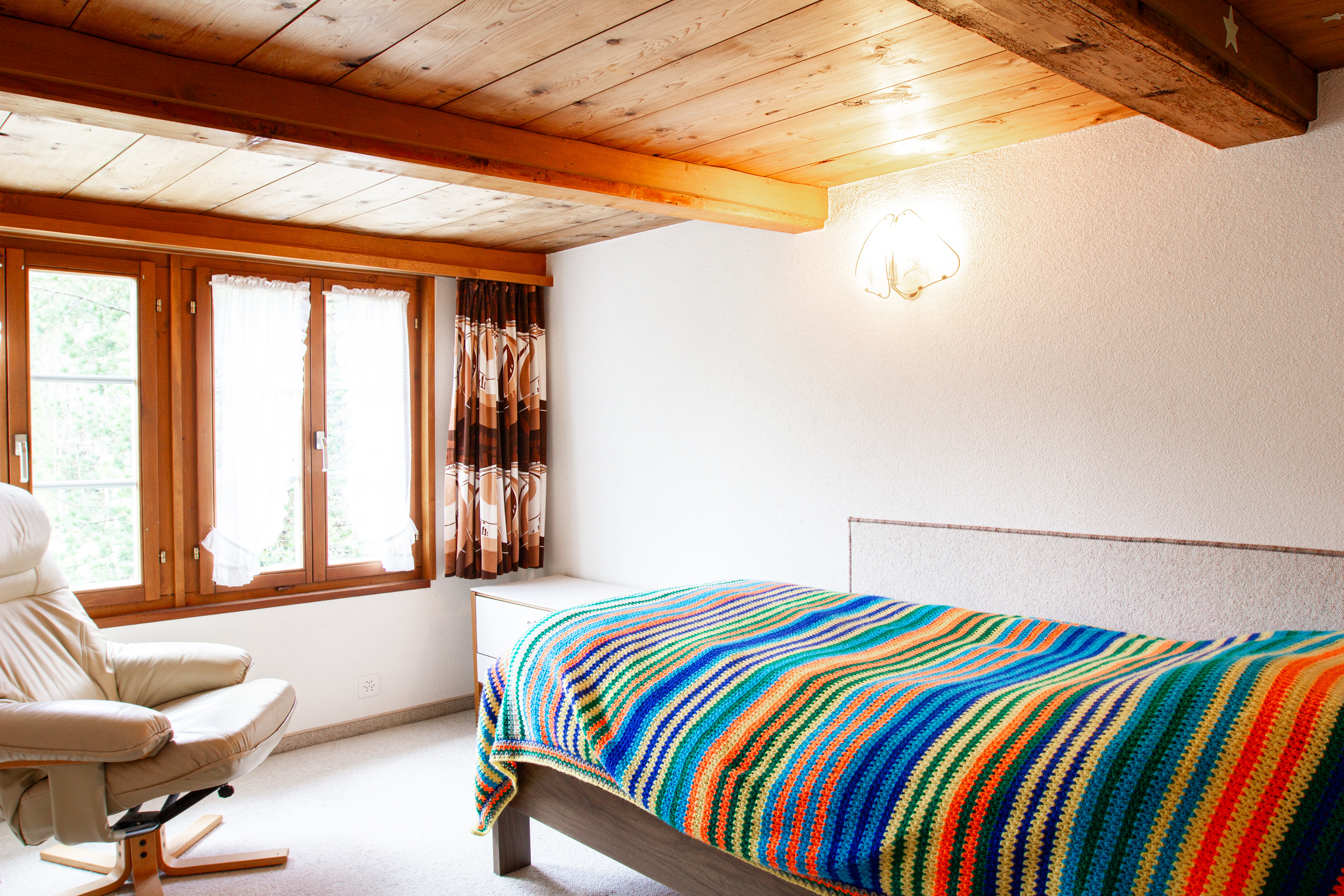 Gemütliches Schlafzimmer mit Holzbalkendecke