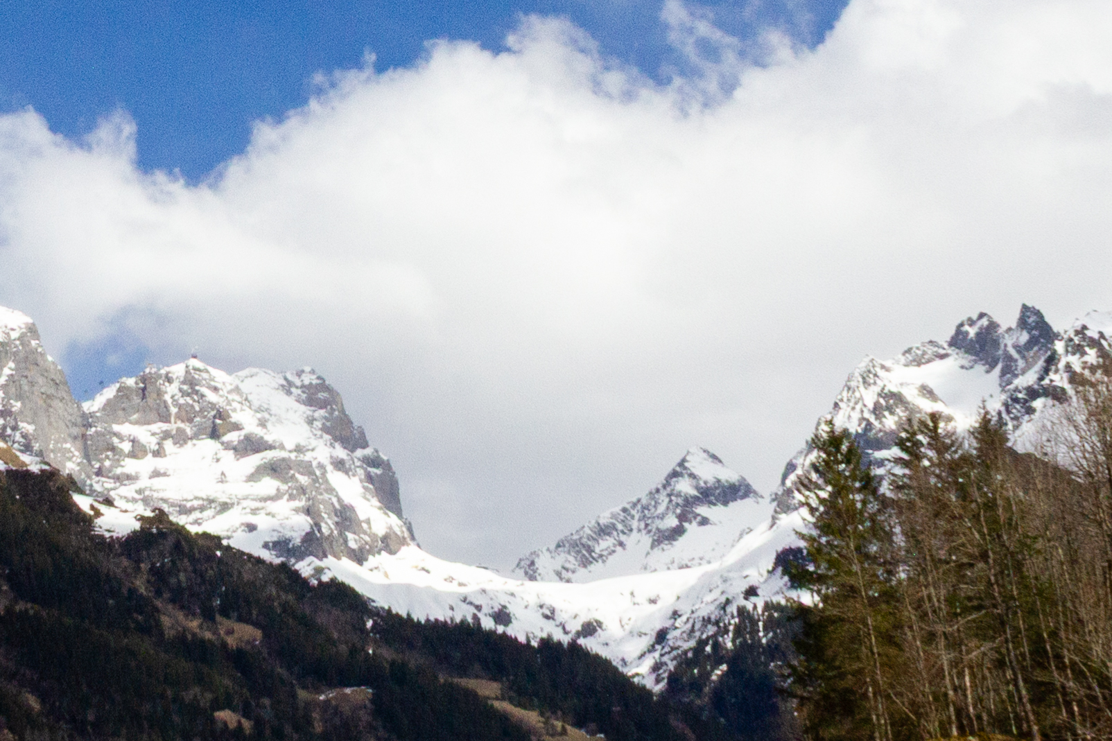 Schneebedeckte Berglandschaft