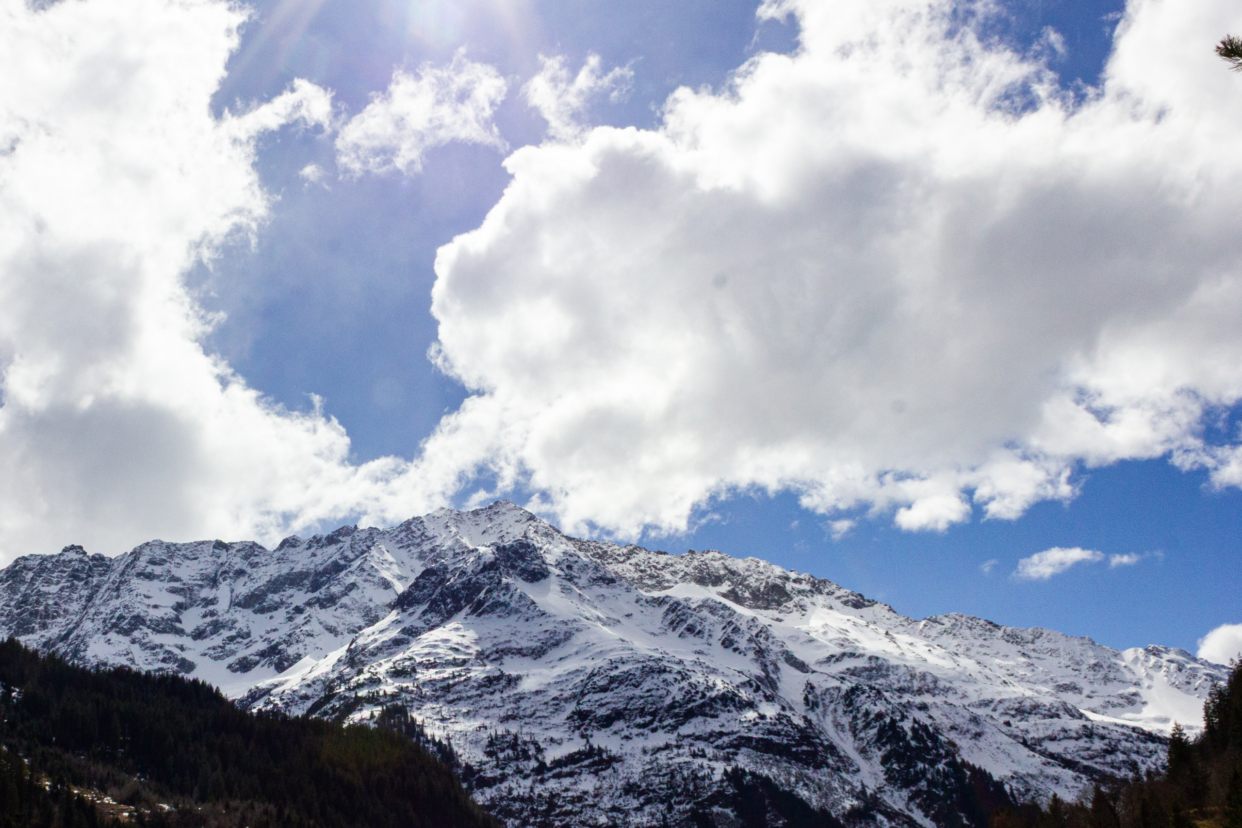 Schneebedeckte Berglandschaft unter Wolken