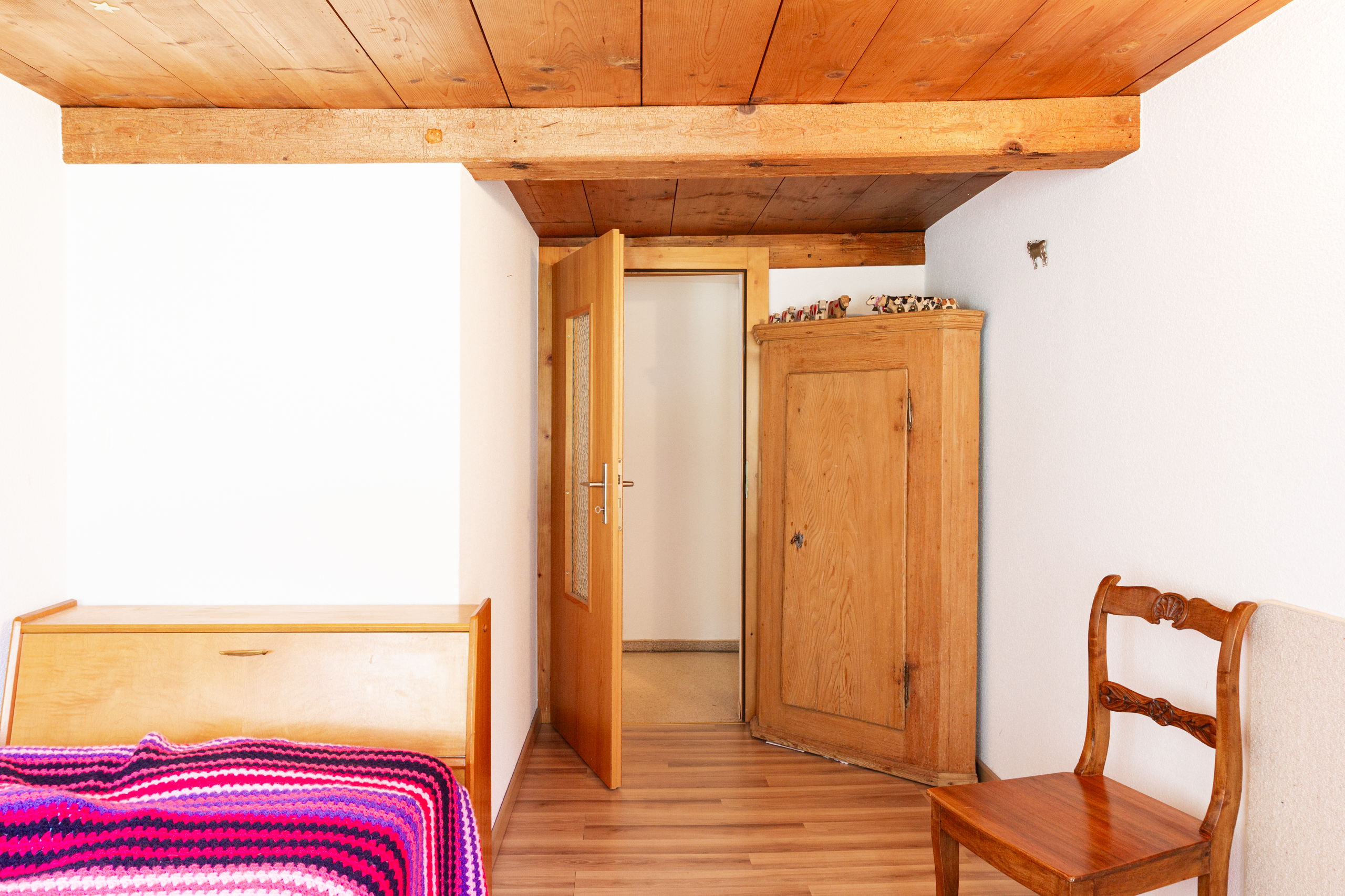Rustikales Schlafzimmer mit Holzbalkendecke