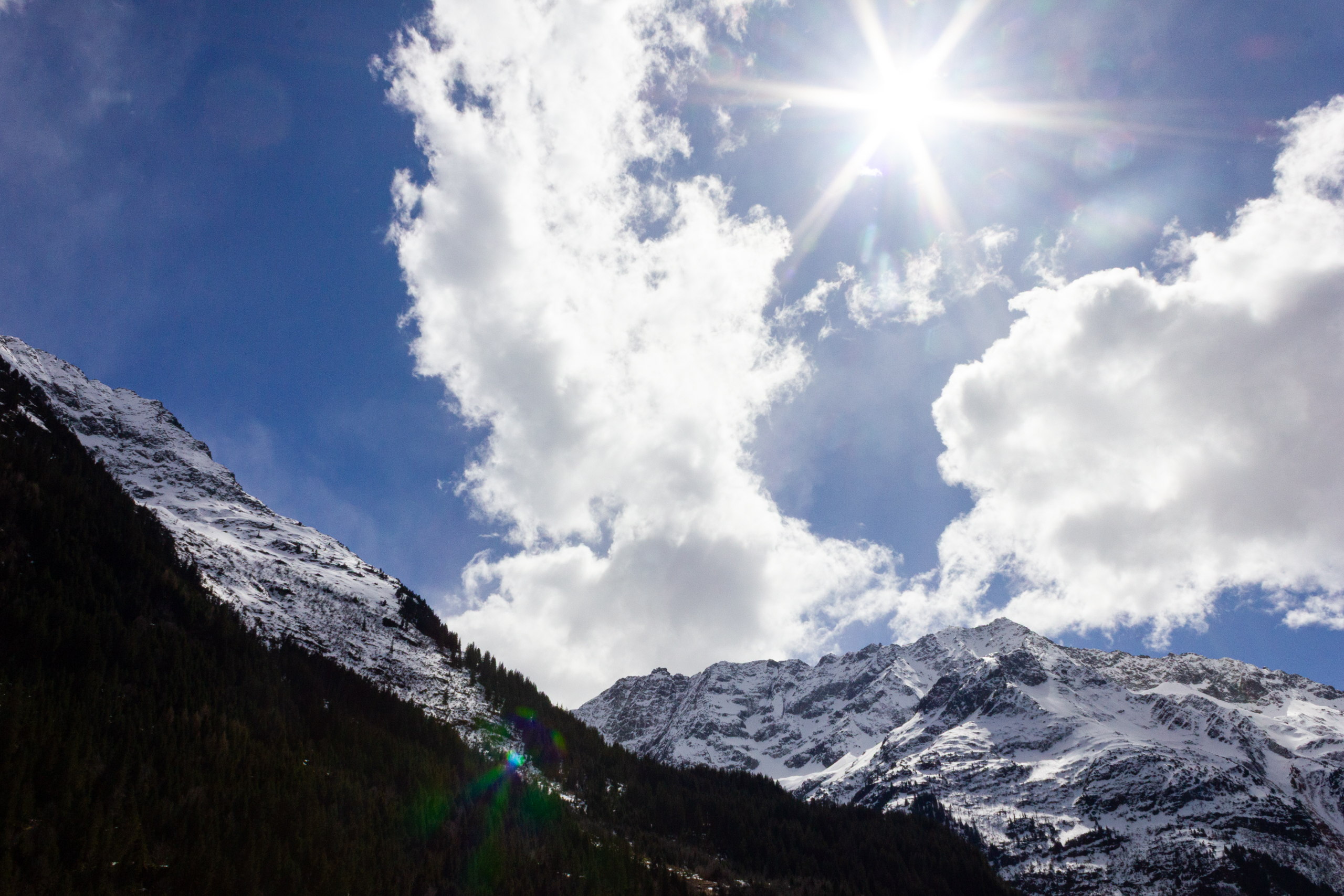 Berglandschaft mit Schnee und Sonne