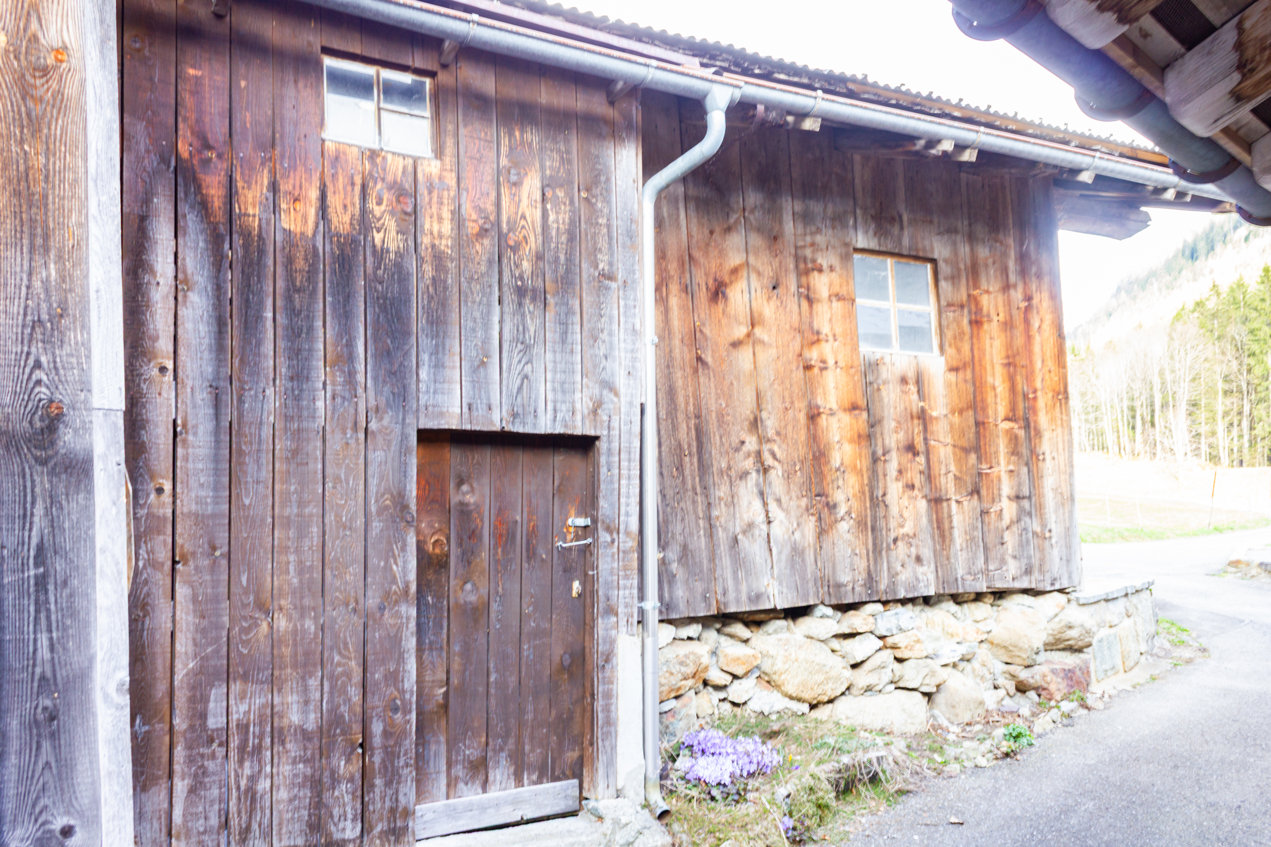 Rustikale Holzfassade eines Alpengebäudes