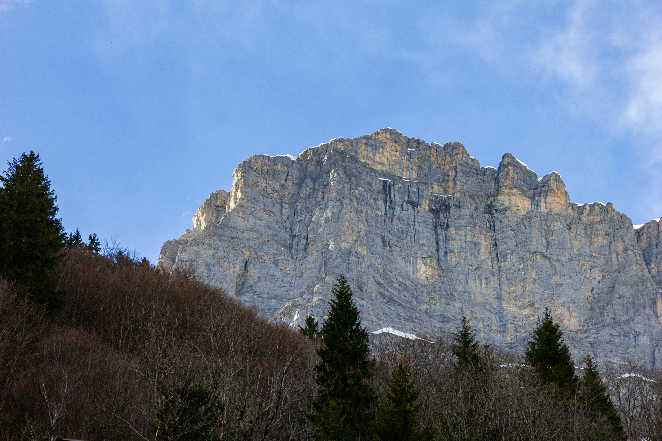 Berglandschaft mit Felsmassiv
