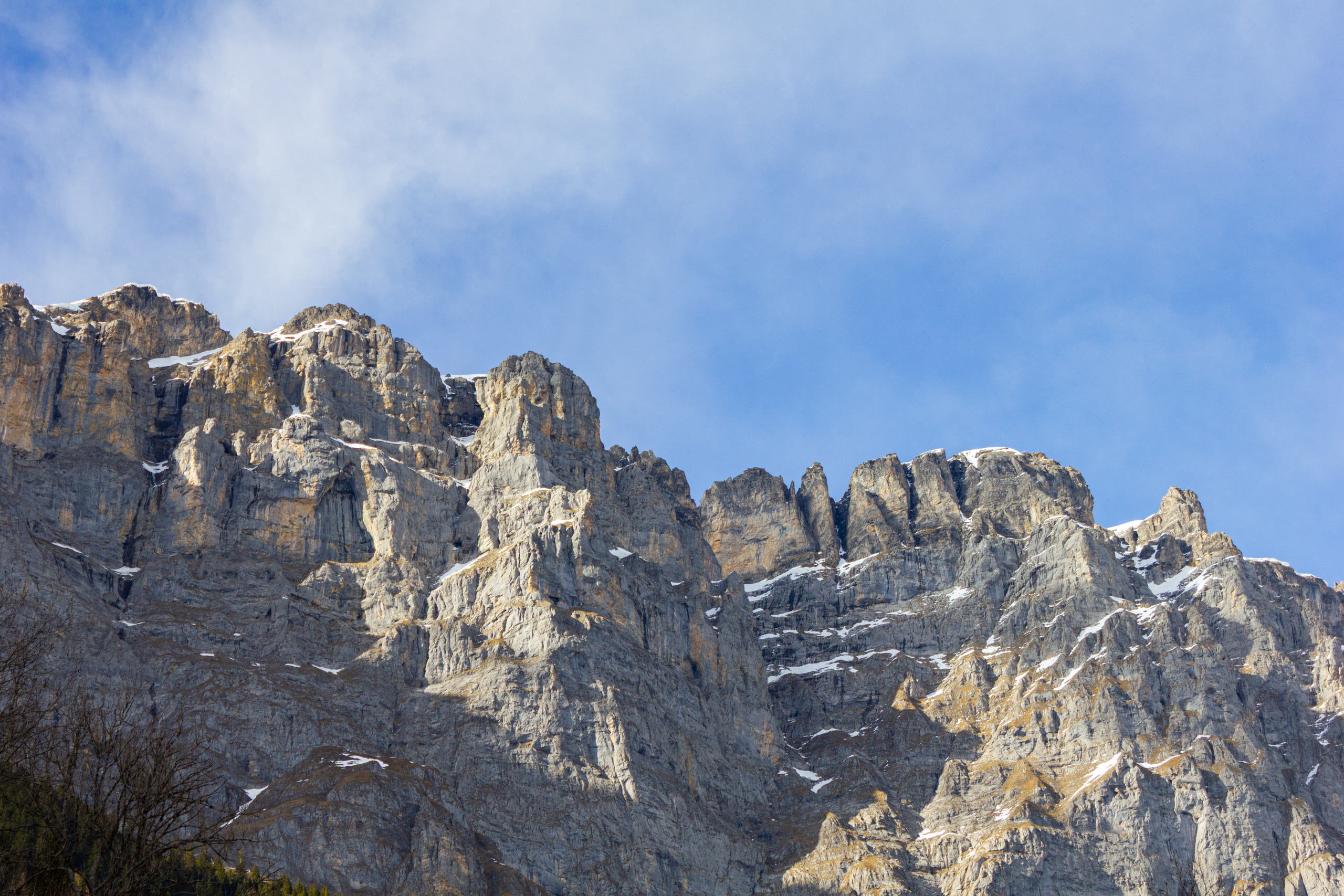 Berglandschaft mit Felswand und Schneeresten