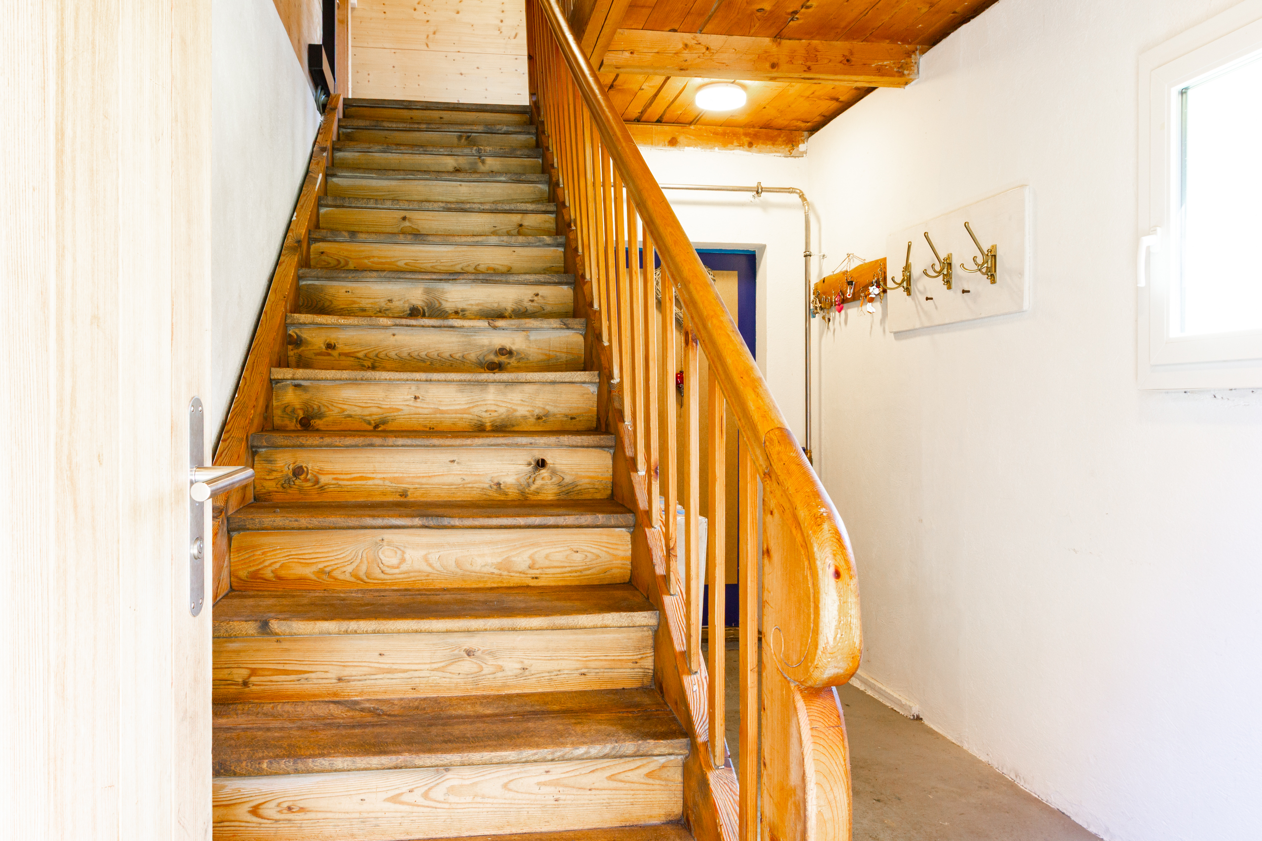Holztreppe im Innenbereich
